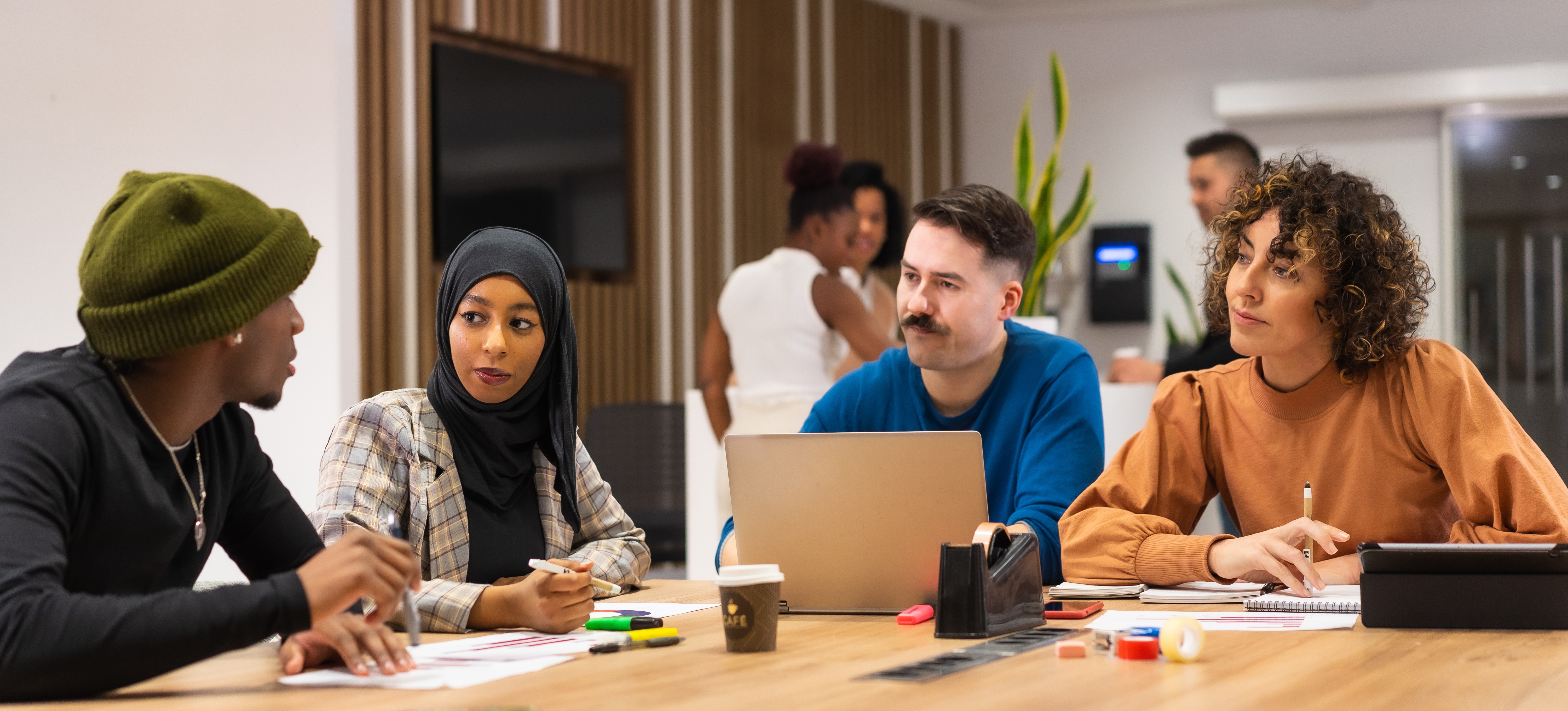 [Featured Image] Advertising team in a company are meeting to discuss the results of performance planner on their google ads.