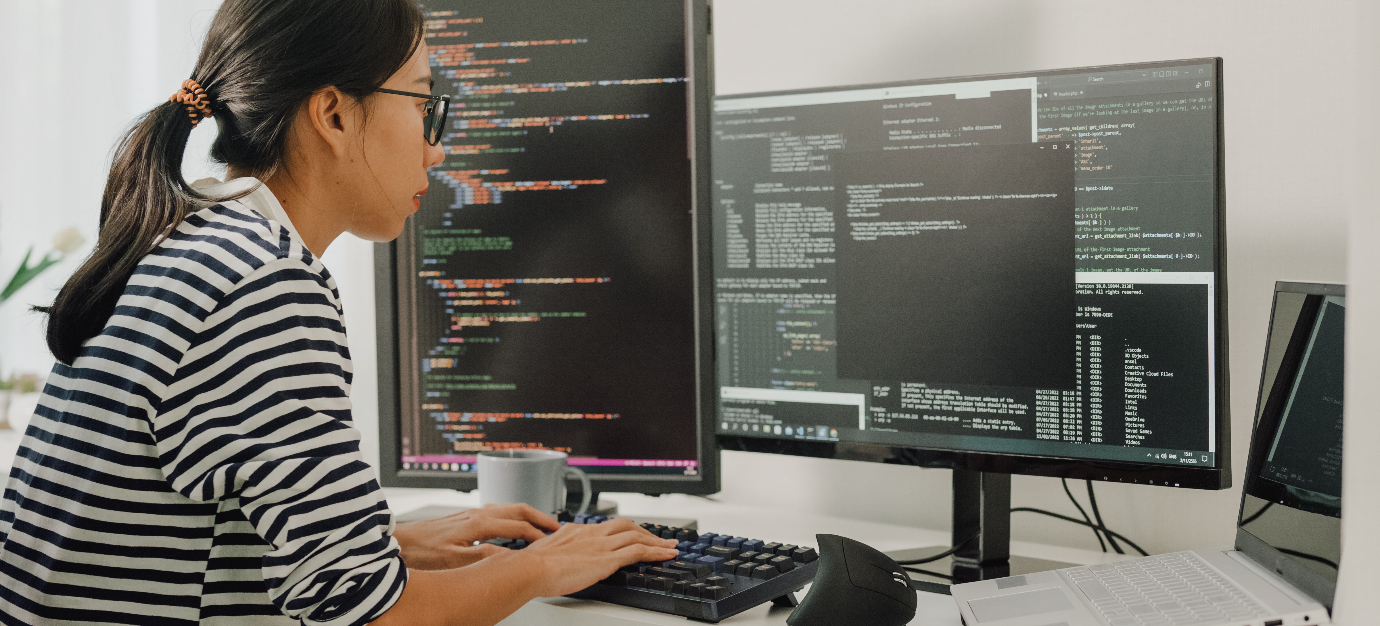 [Featured Image] A data scientist uses artificial intelligence to analyze data and search for insights to assist with decision-making.
