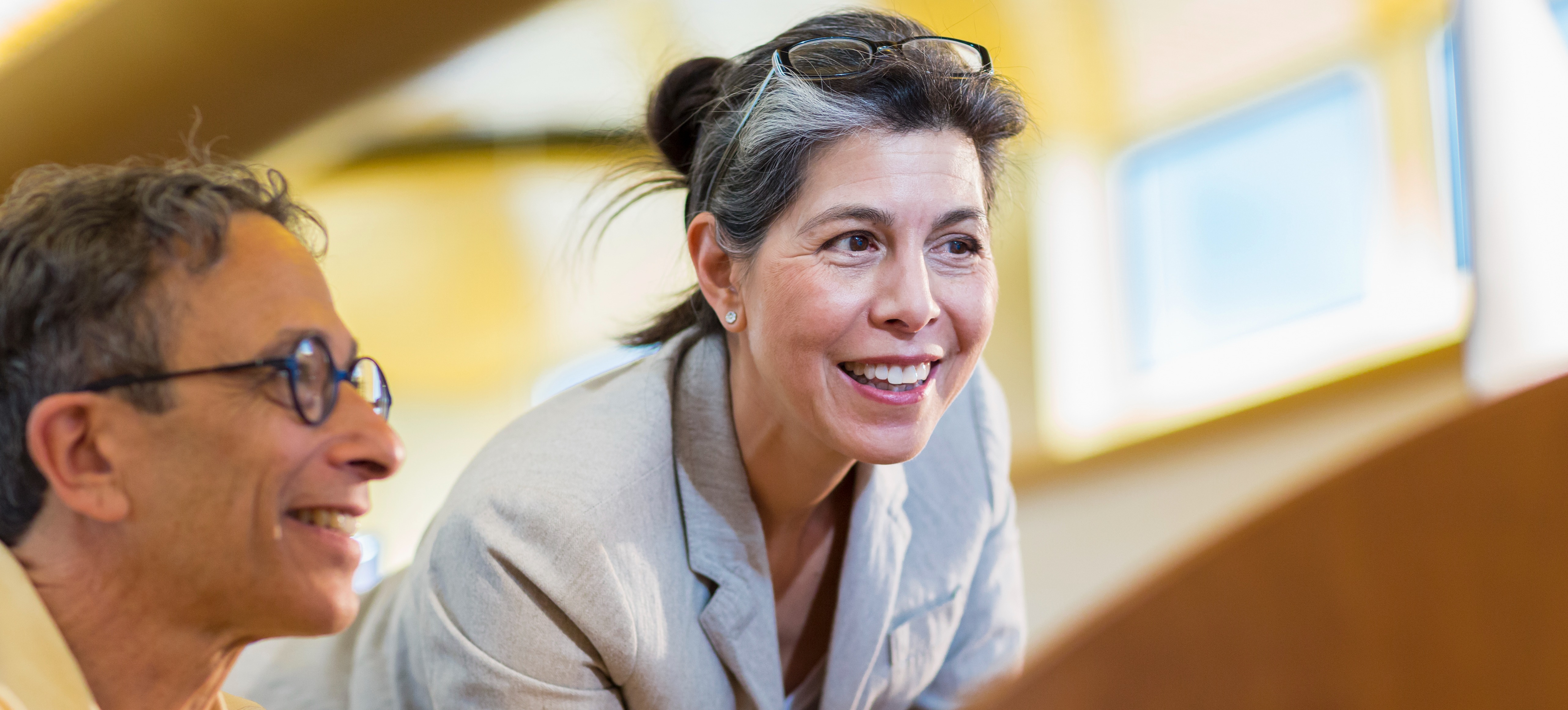 [Featured Image] A technology consultant assisting a person with his computer.
