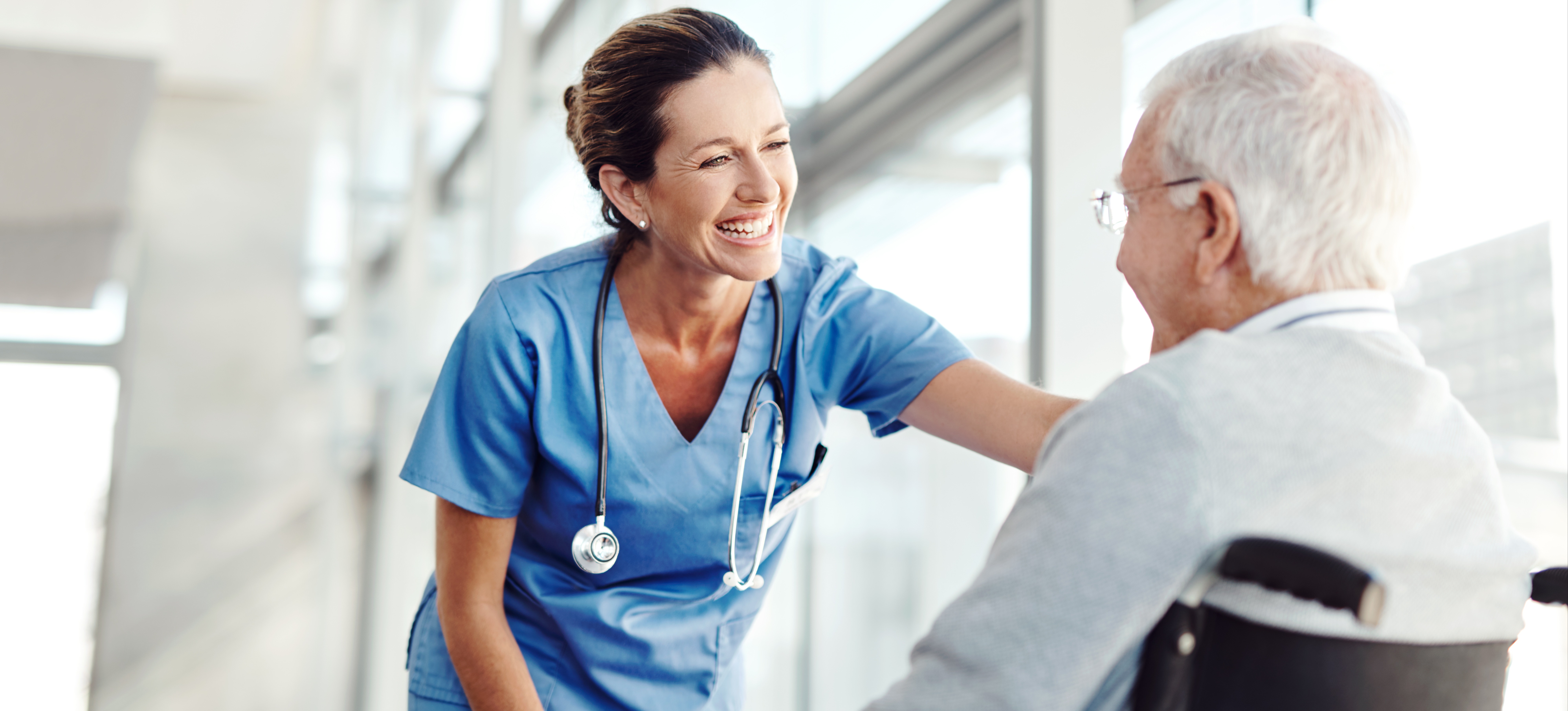 [Featured Image] A nurse provides health care for an elderly patient at a hospital.
