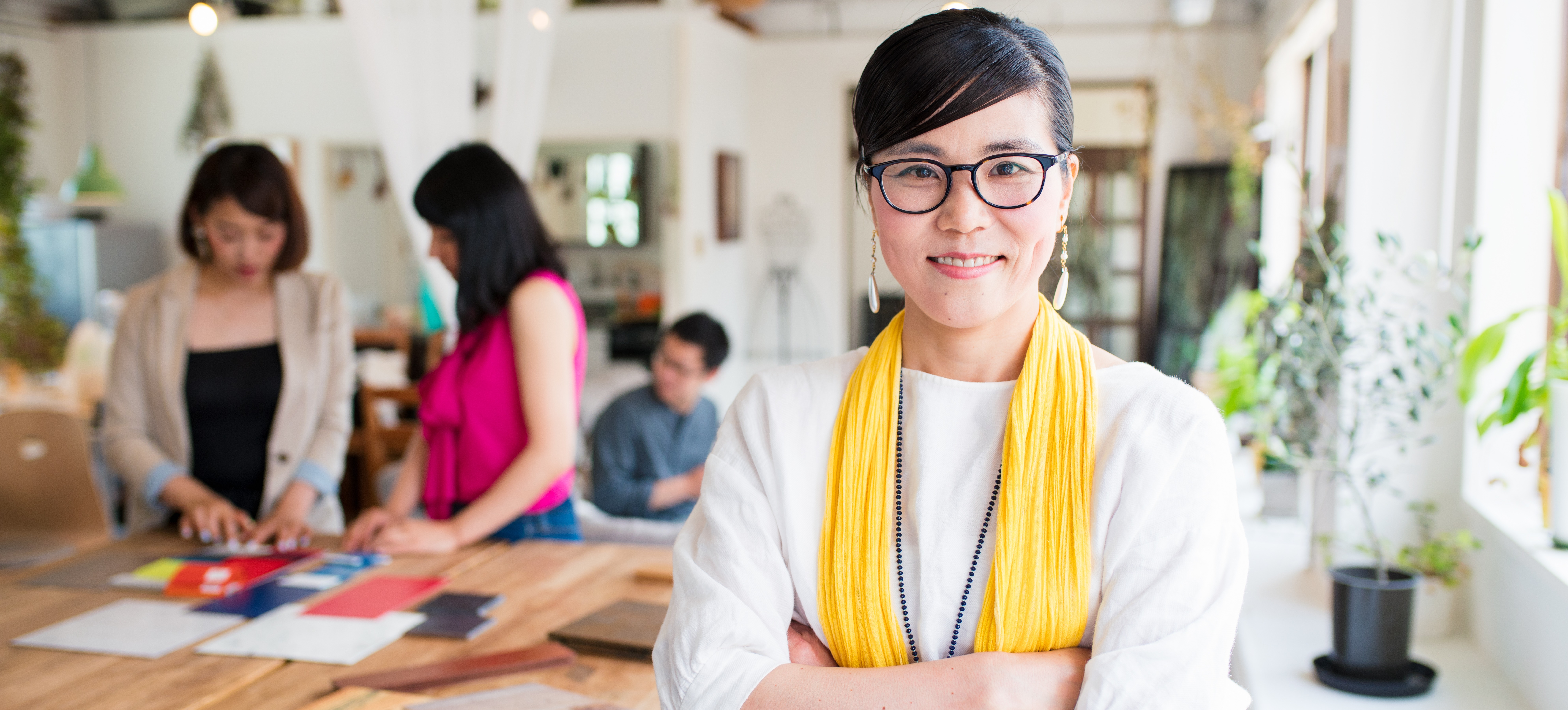 [Image en vedette] Un chef d'entreprise se tient dans un bureau ouvert.
