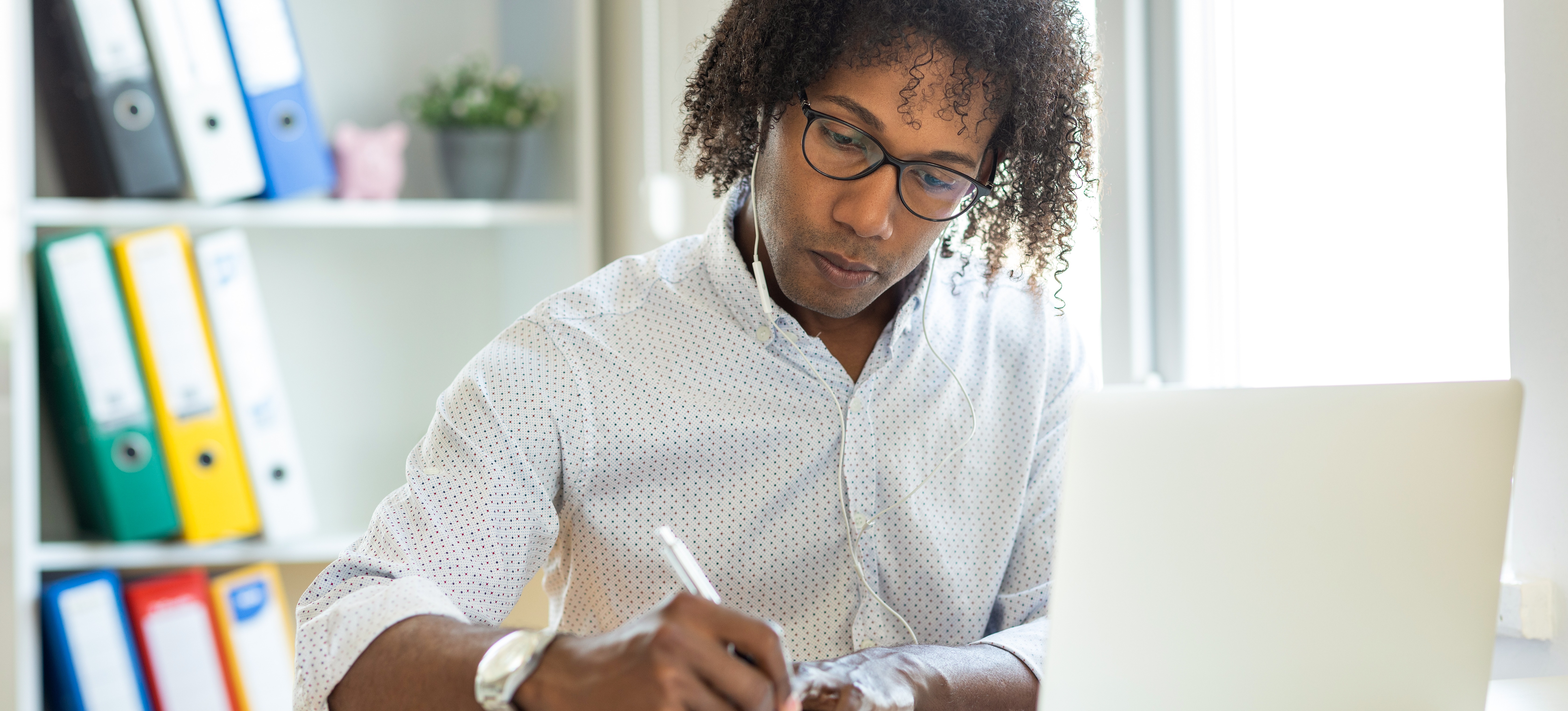 [Featured Image] A person in their home office taking a Matlab tutorial on his laptop.
