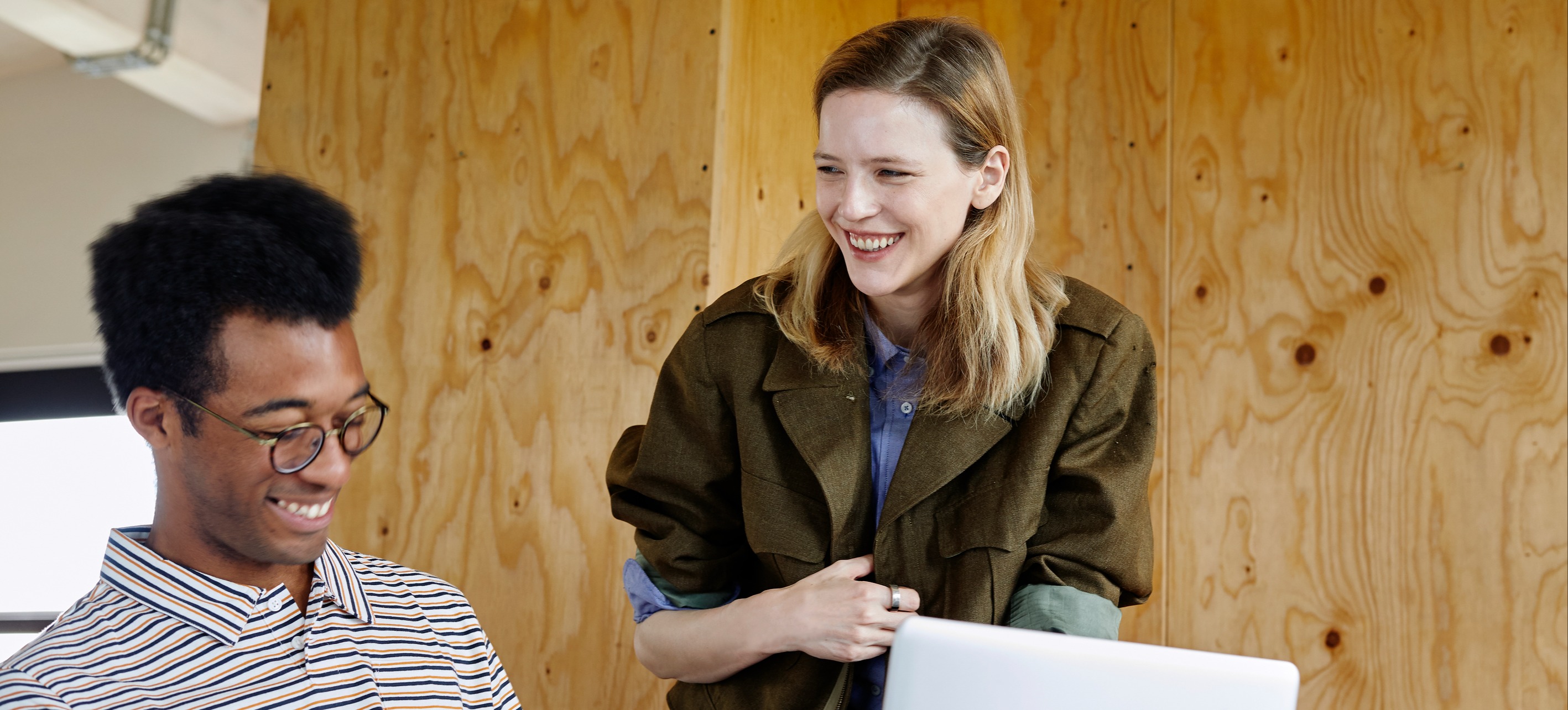 [Featured image] Man and woman discussing an online class by a computer