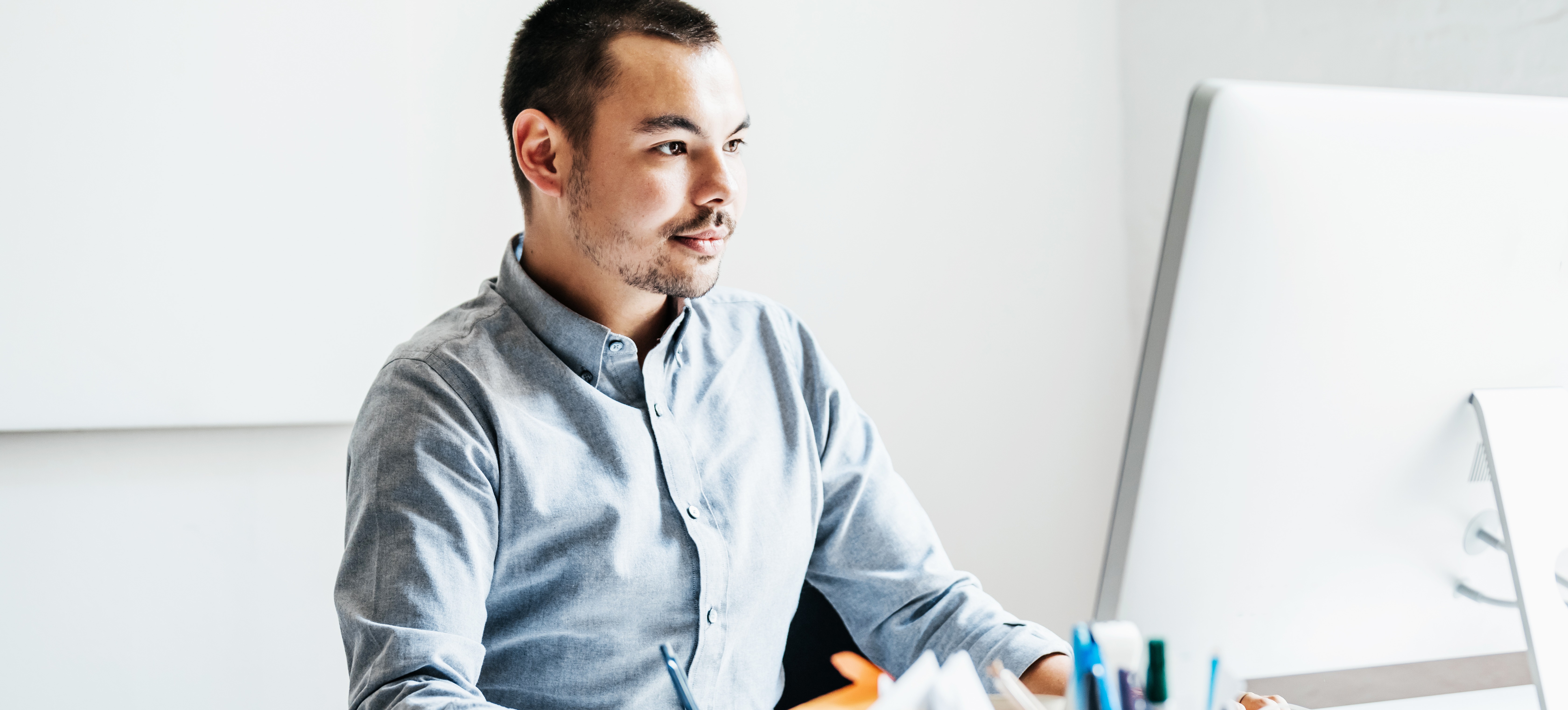 [Featured Image] After learning how to make a decision tree, a businessperson creates a decision tree on their computer and uses it for risk analysis.
