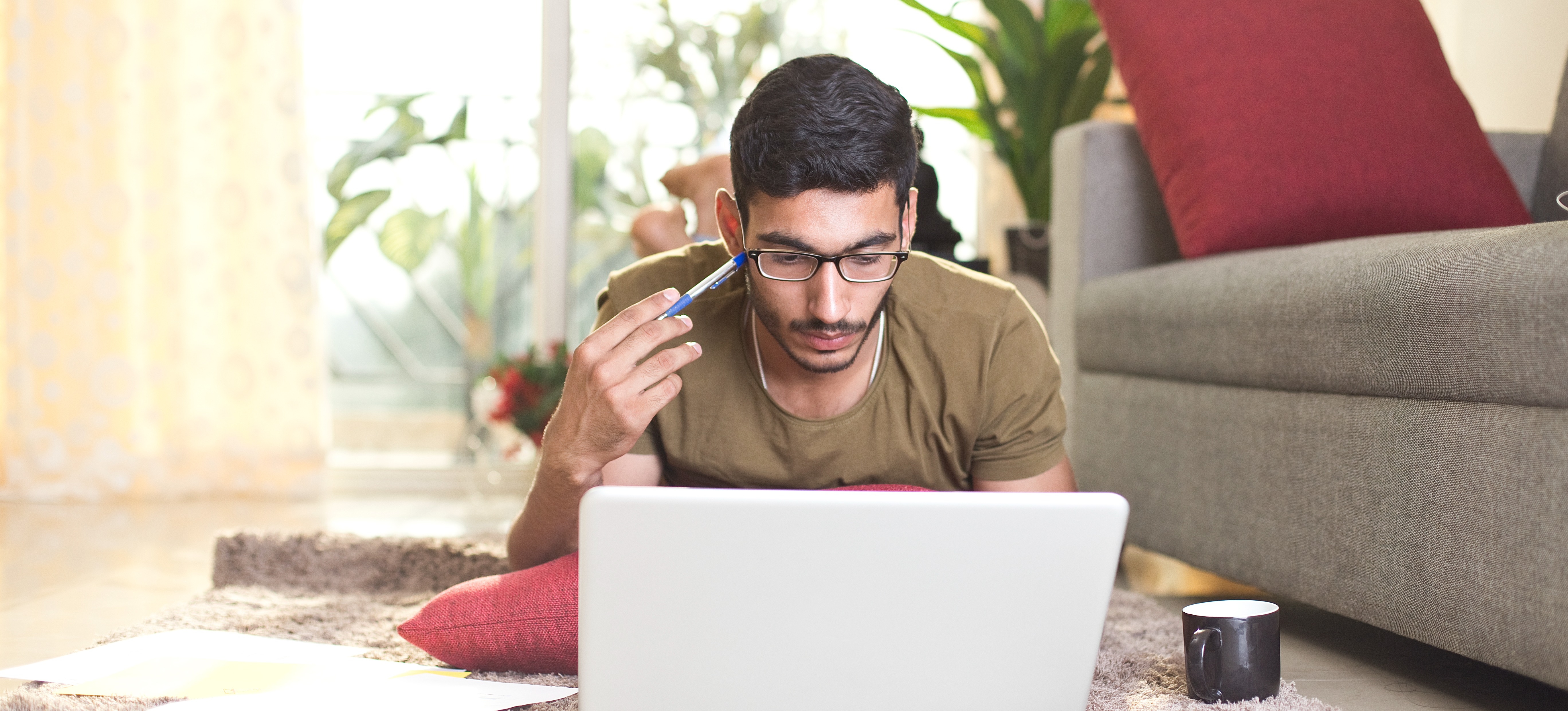 [Featured Image] A learner works on their laptop, using their cognitive skills to assimilate the information they’re reading.
