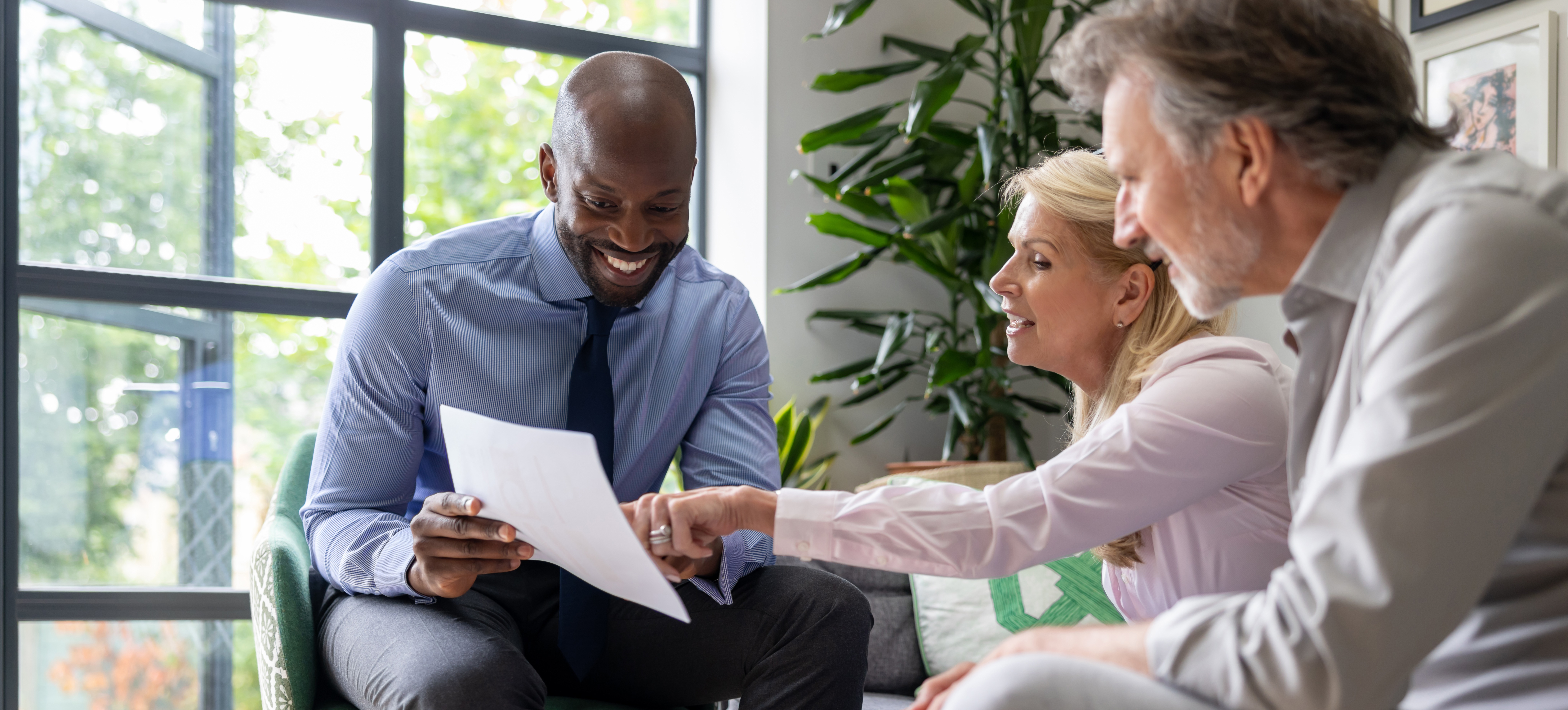 [Featured Image] A finance expert gives small business bookkeeping tips to two business owners.
