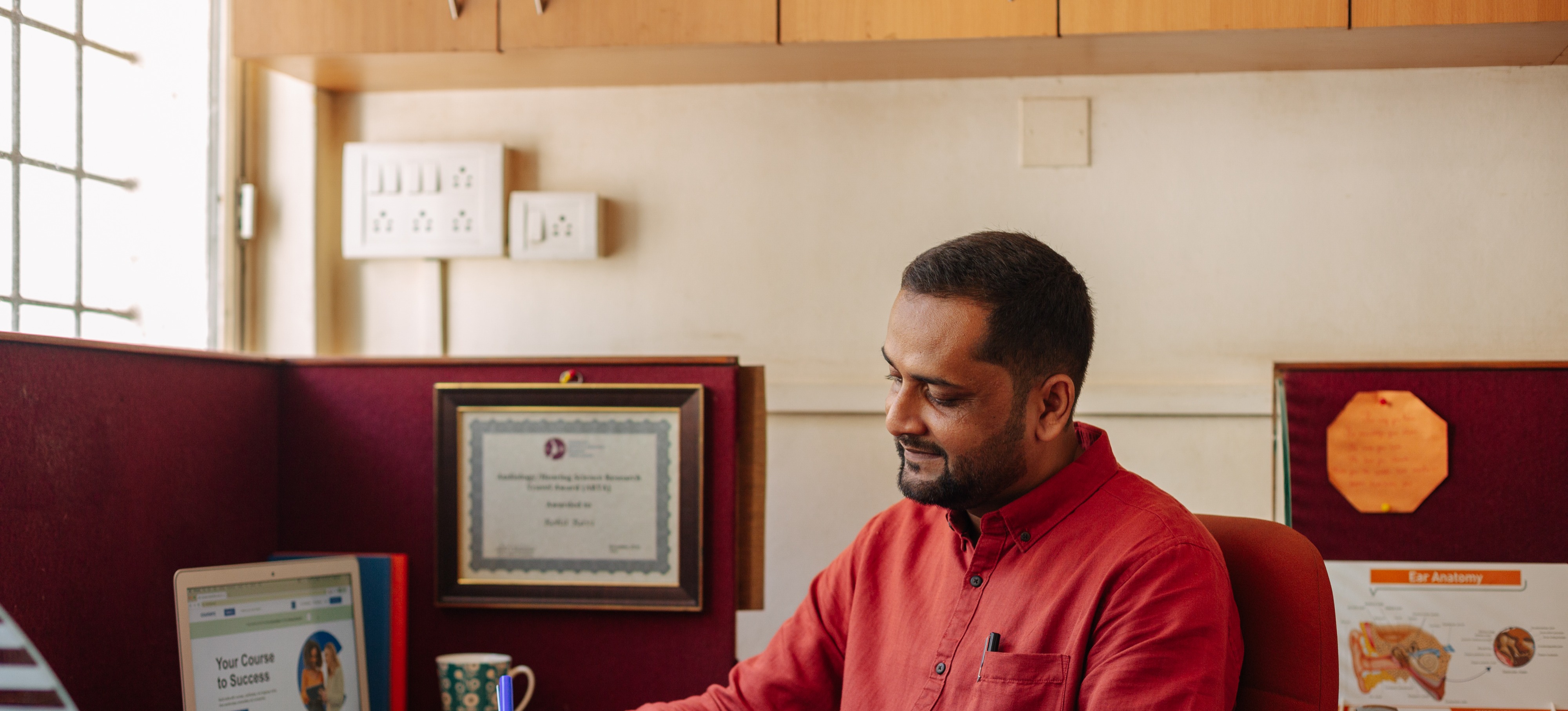 [Featured image] A customer service agent is sitting at their office.