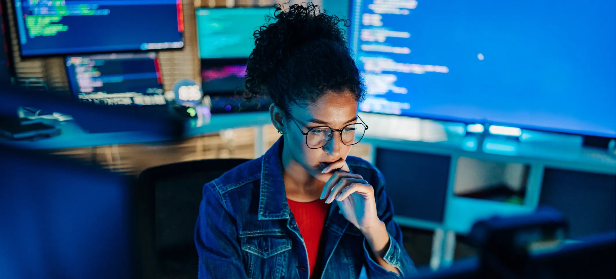 [Featured Image]: A person wearing a denim jacket sits in front of a laptop and looks at the screen, practicing how to use Claude Code.
