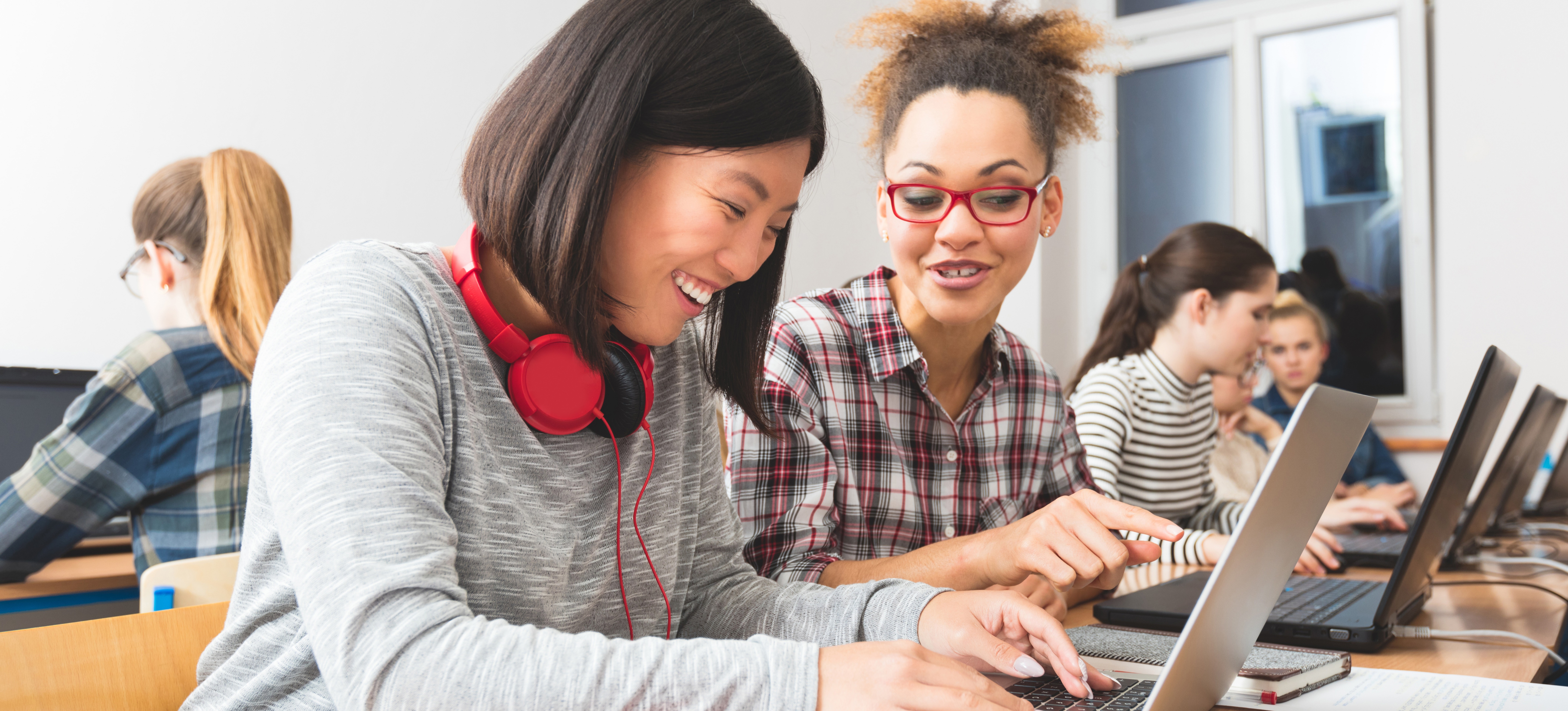 [Hauptbild] Schüler lernen im Klassenzimmer Big Data-Konzepte.