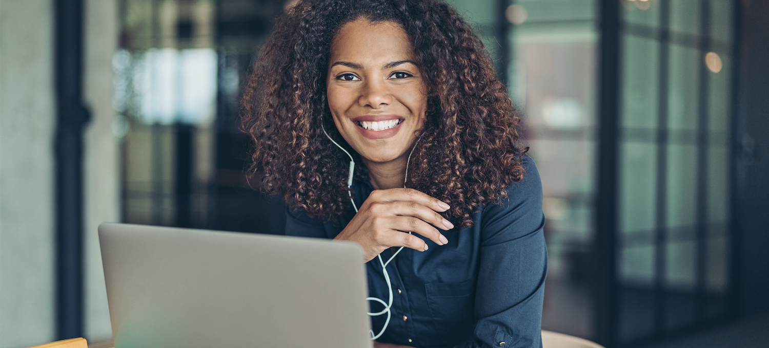 [Hauptbild] Ein Penetrationstester arbeitet an seinem Laptop.
