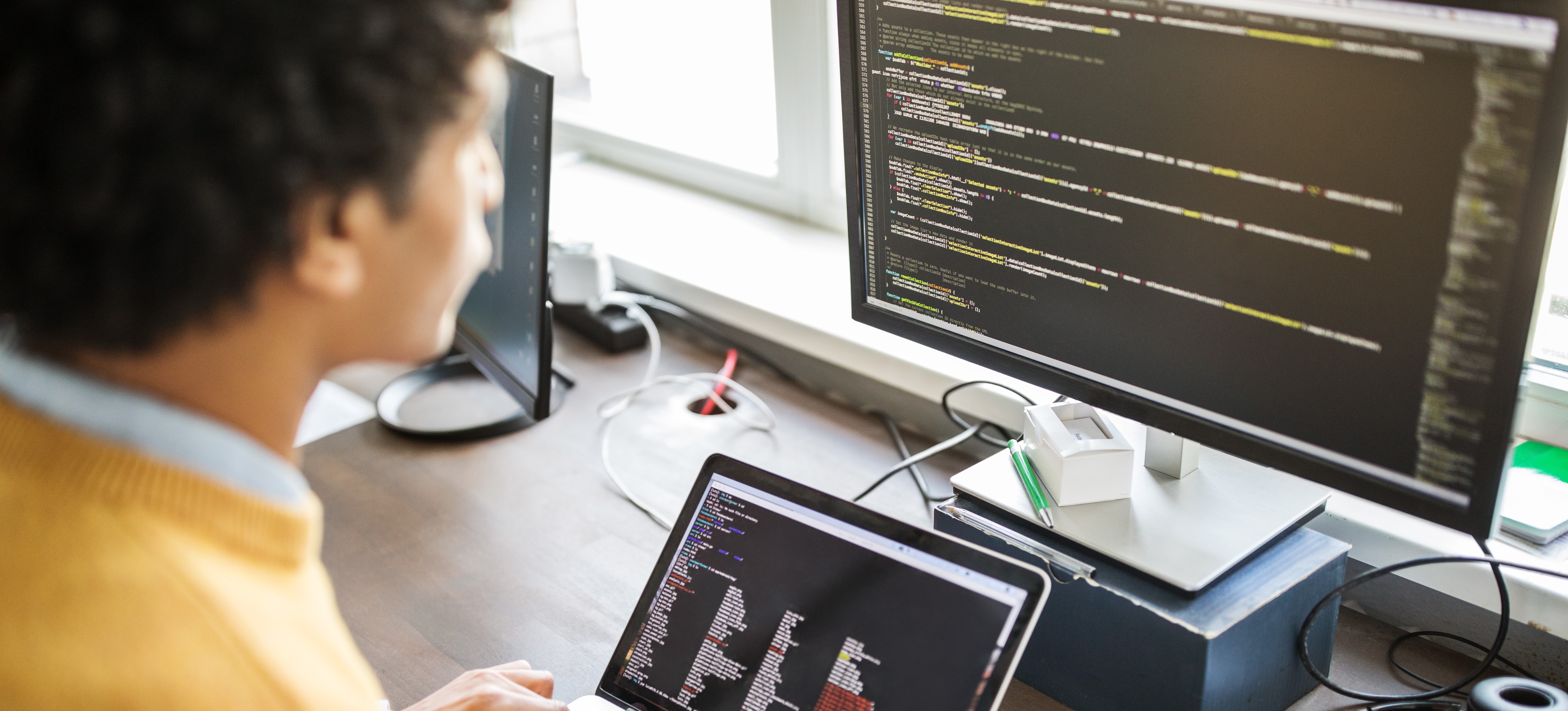 [Image en vedette] Personne examinant des données sur deux appareils distincts.