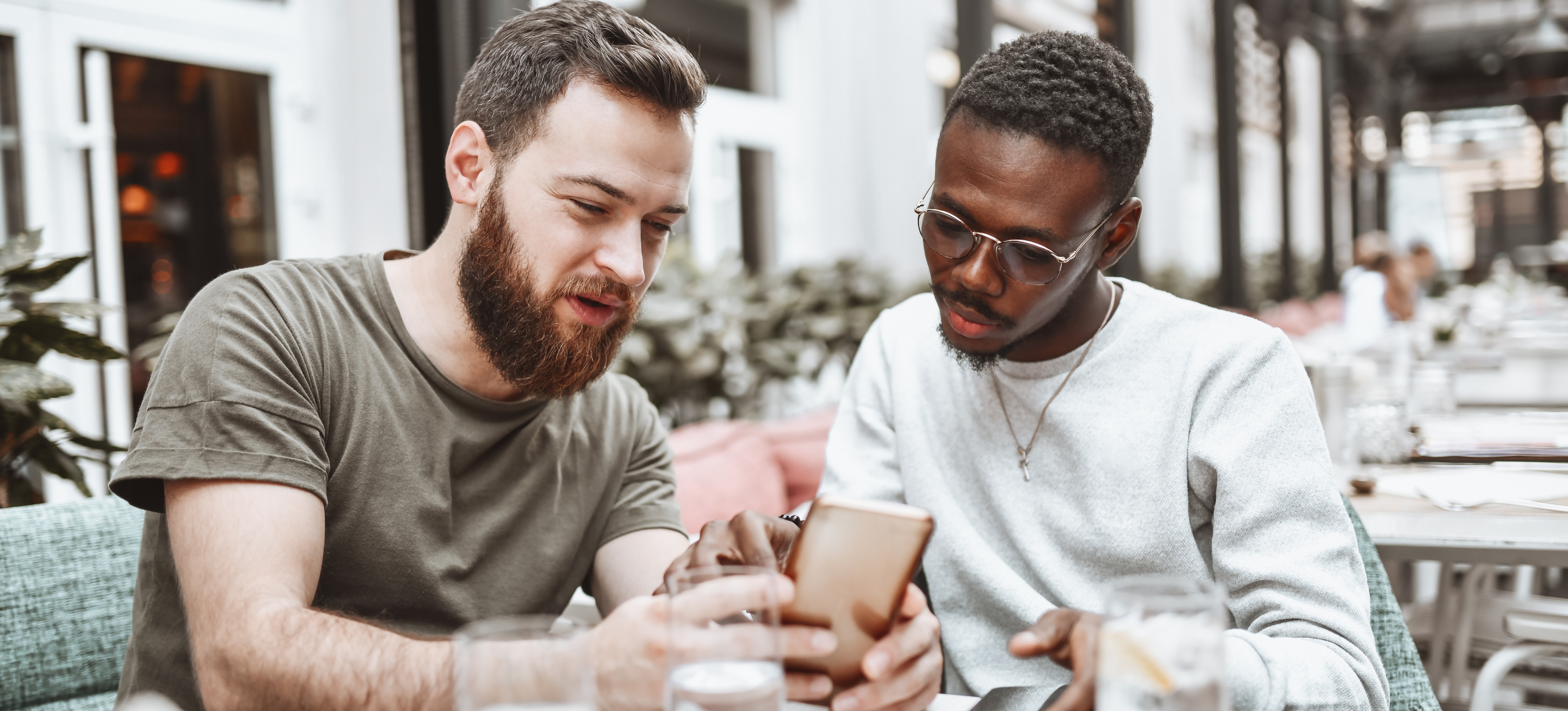 [Feature Image] Two transfer learners explore using the Common App as they prepare to apply to their chosen schools. 
