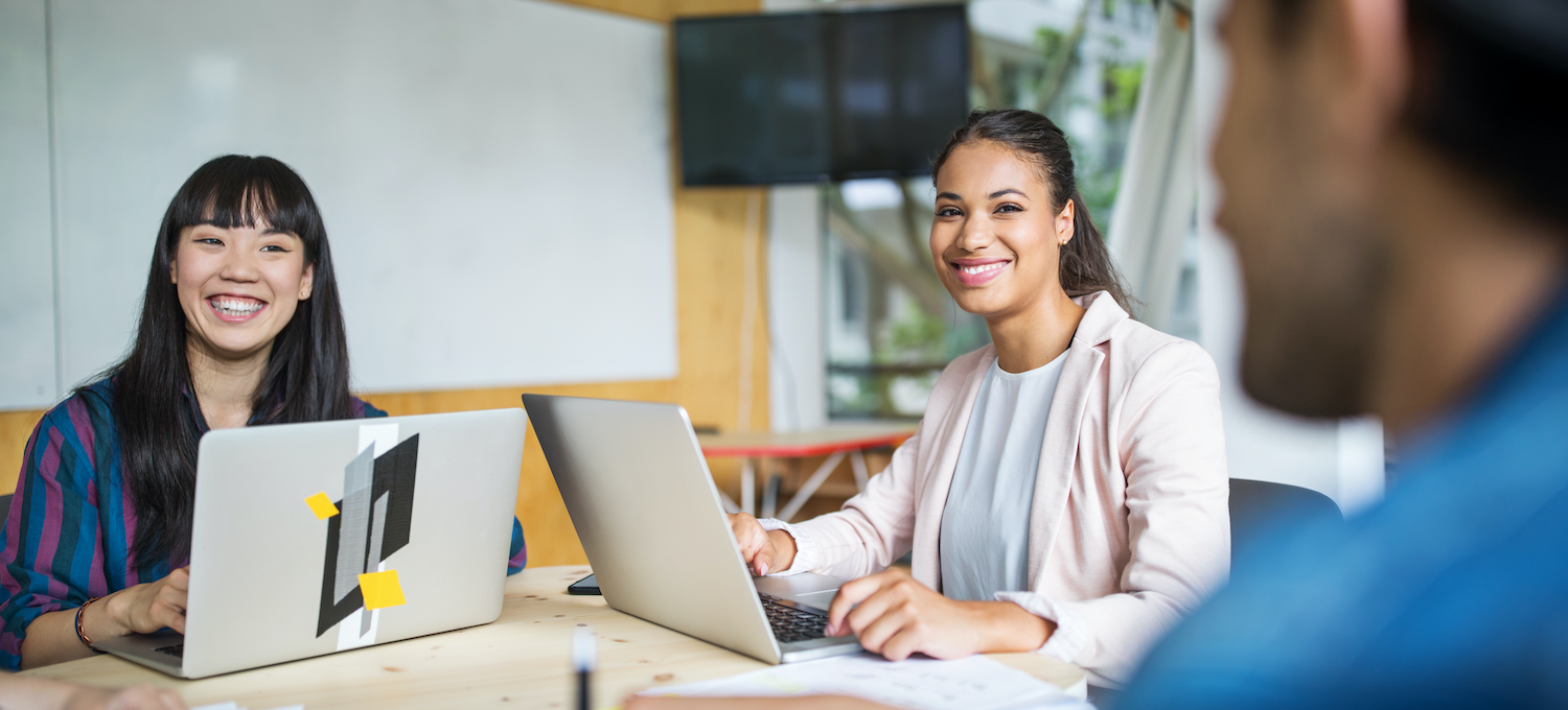 [Image en vedette] Une équipe de trois spécialistes en cybersécurité est assise à une table de conférence avec leurs ordinateurs portables pour planifier un exercice.