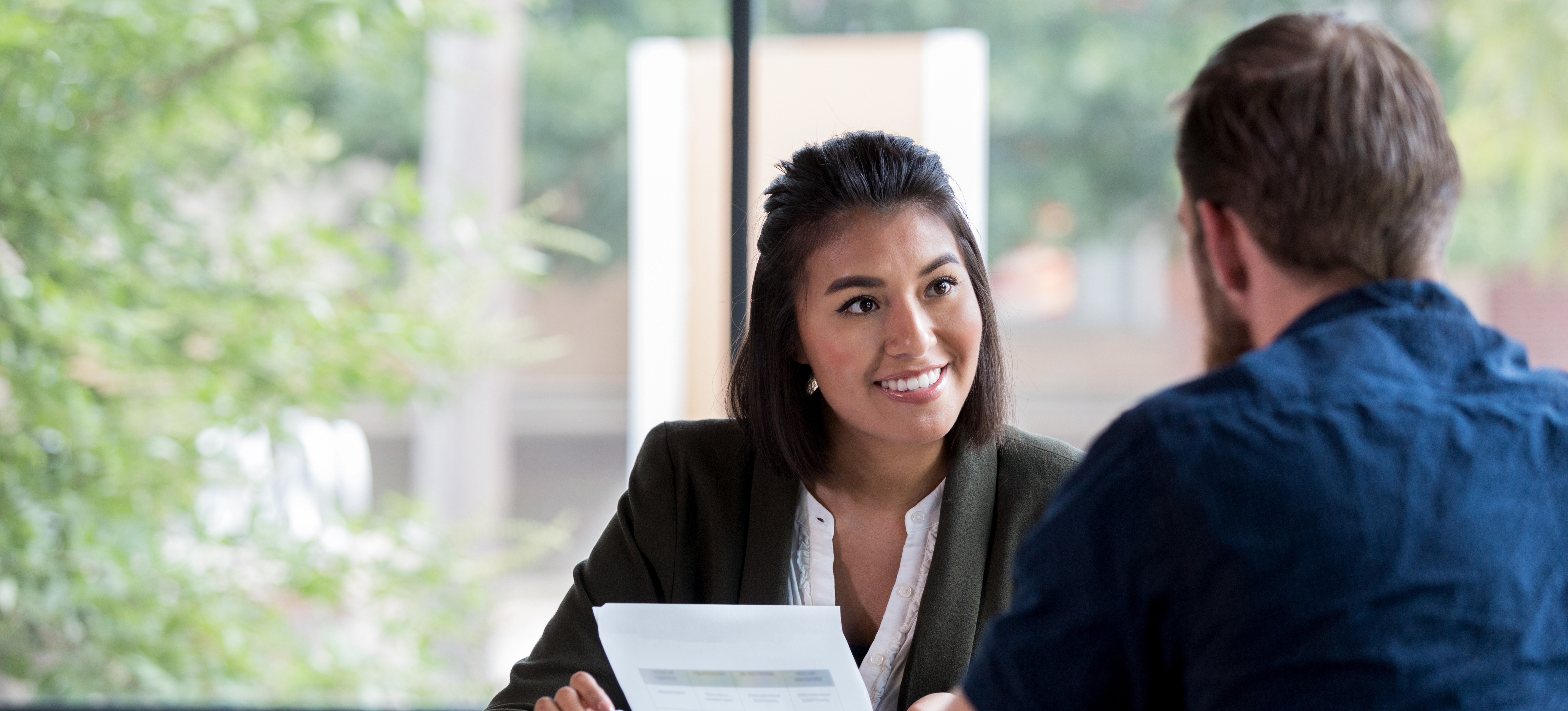 [Imagen destacada]: Una candidata habla sobre las habilidades que incluyó en las partes de su currículum vitae.
