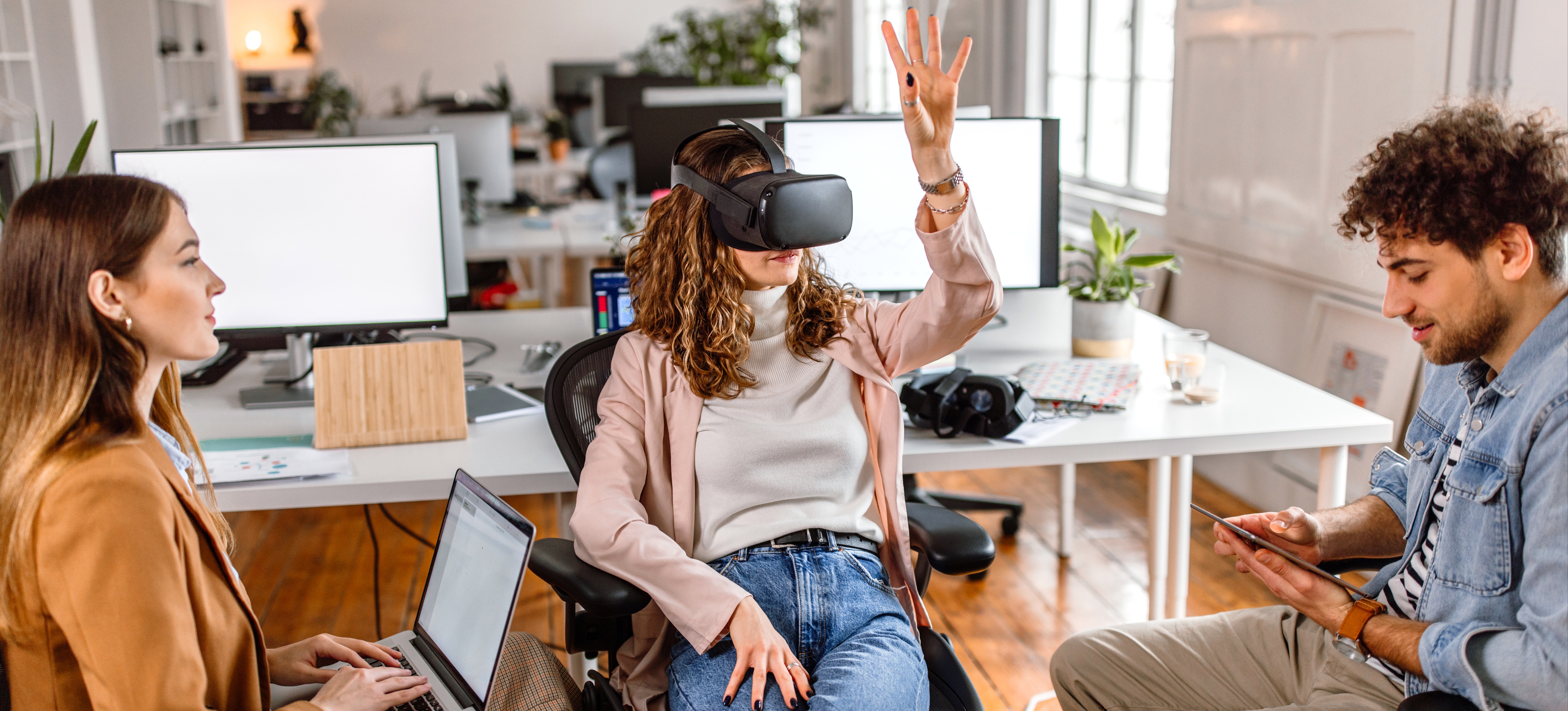 [Image en vedette] Après s'être familiarisés avec le moteur Unreal, trois concepteurs de jeux vidéo l'ont utilisé pour créer un logiciel de jeu VR, qu'ils testent actuellement dans leurs bureaux.