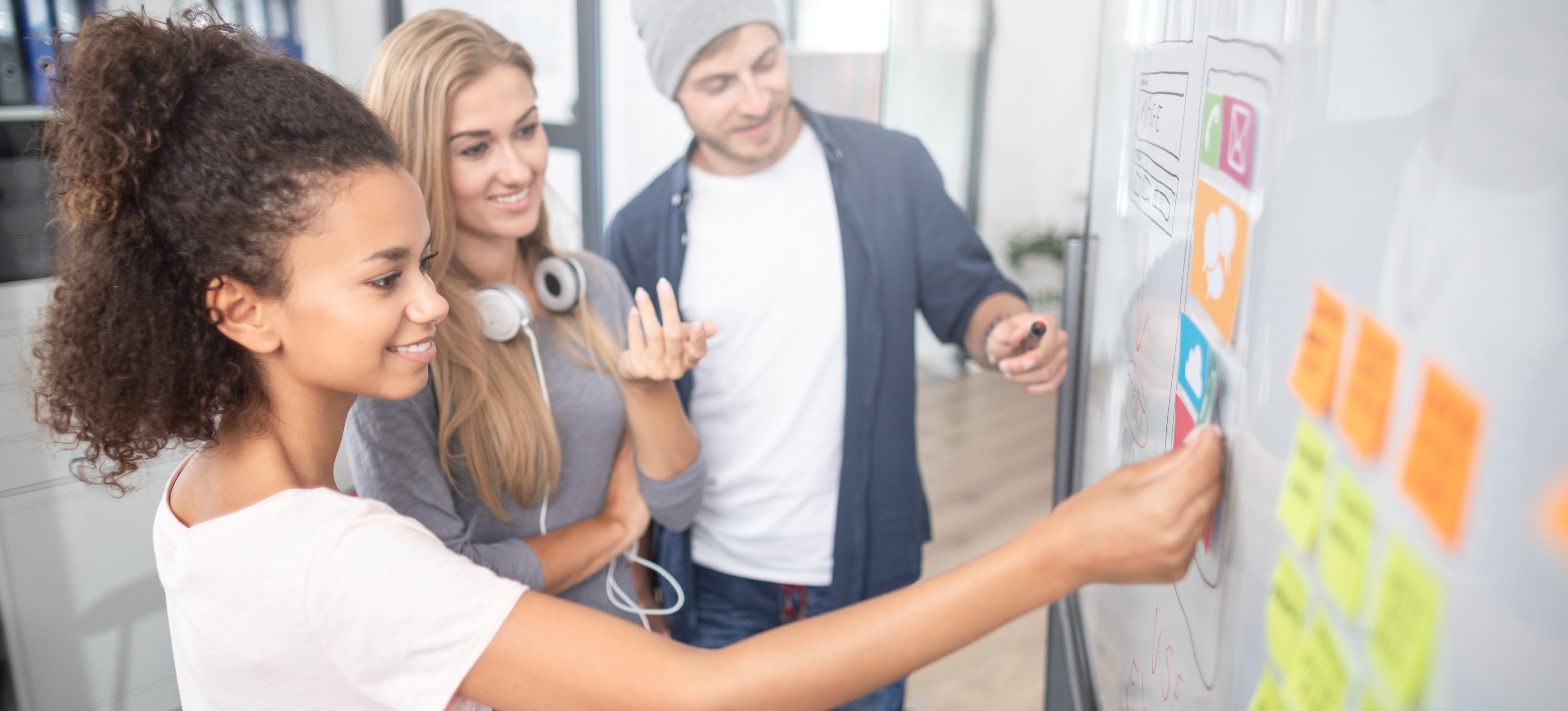 [Hauptbild] Ein Marketingteam arbeitet an einem Kompetenzentwicklungsplan.