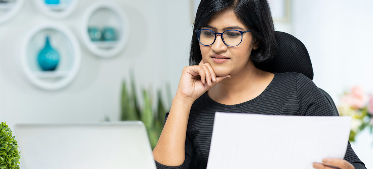 [Featured image] A businessperson wearing glasses gazes at a computer screen choosing between statistical analysis methods to perform their job.
