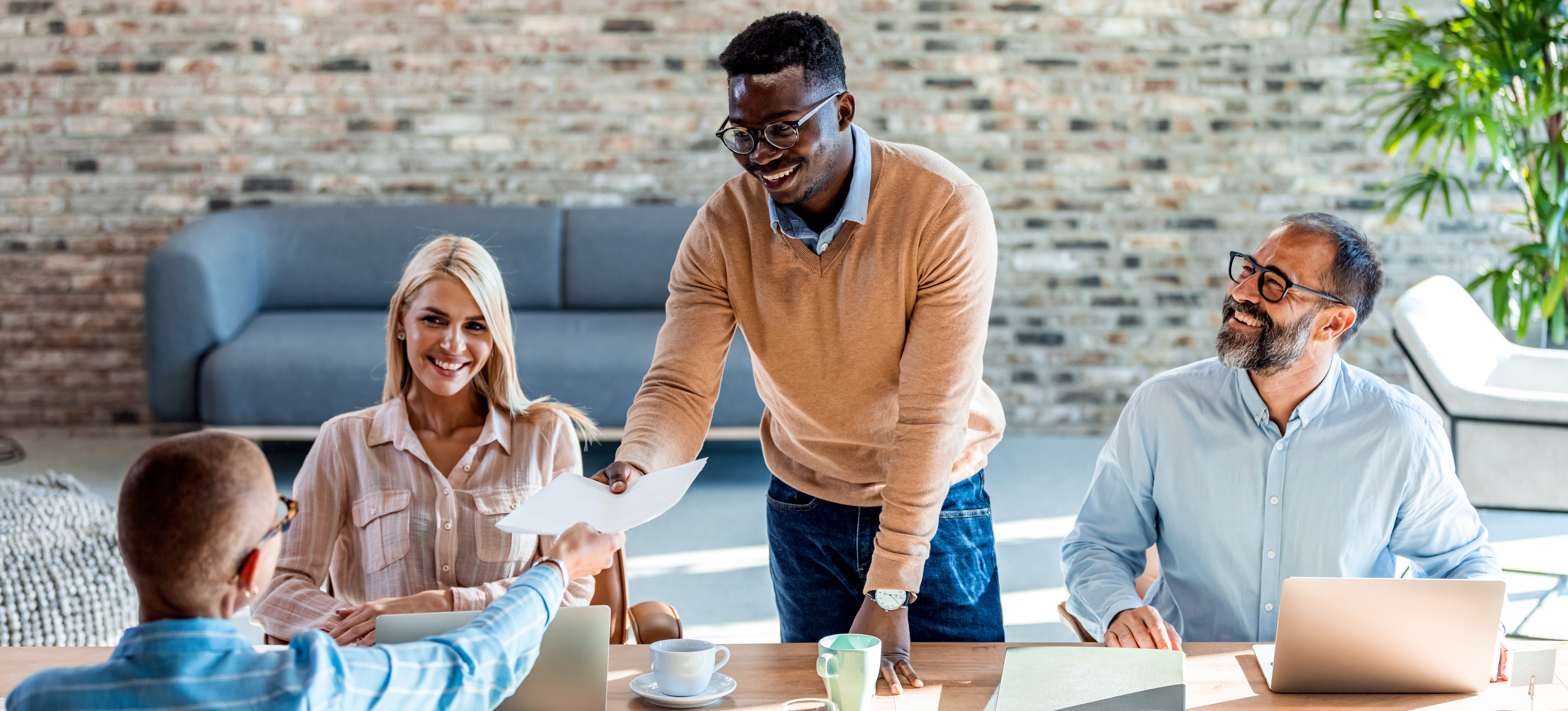 [Image de vedette] Une équipe RH se réunit pour discuter des résultats des données analytiques sur les ressources humaines qu'elle a recueillies au cours du trimestre.