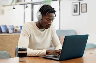 Un apprenant fait des recherches sur l'authentification sur son ordinateur portable.