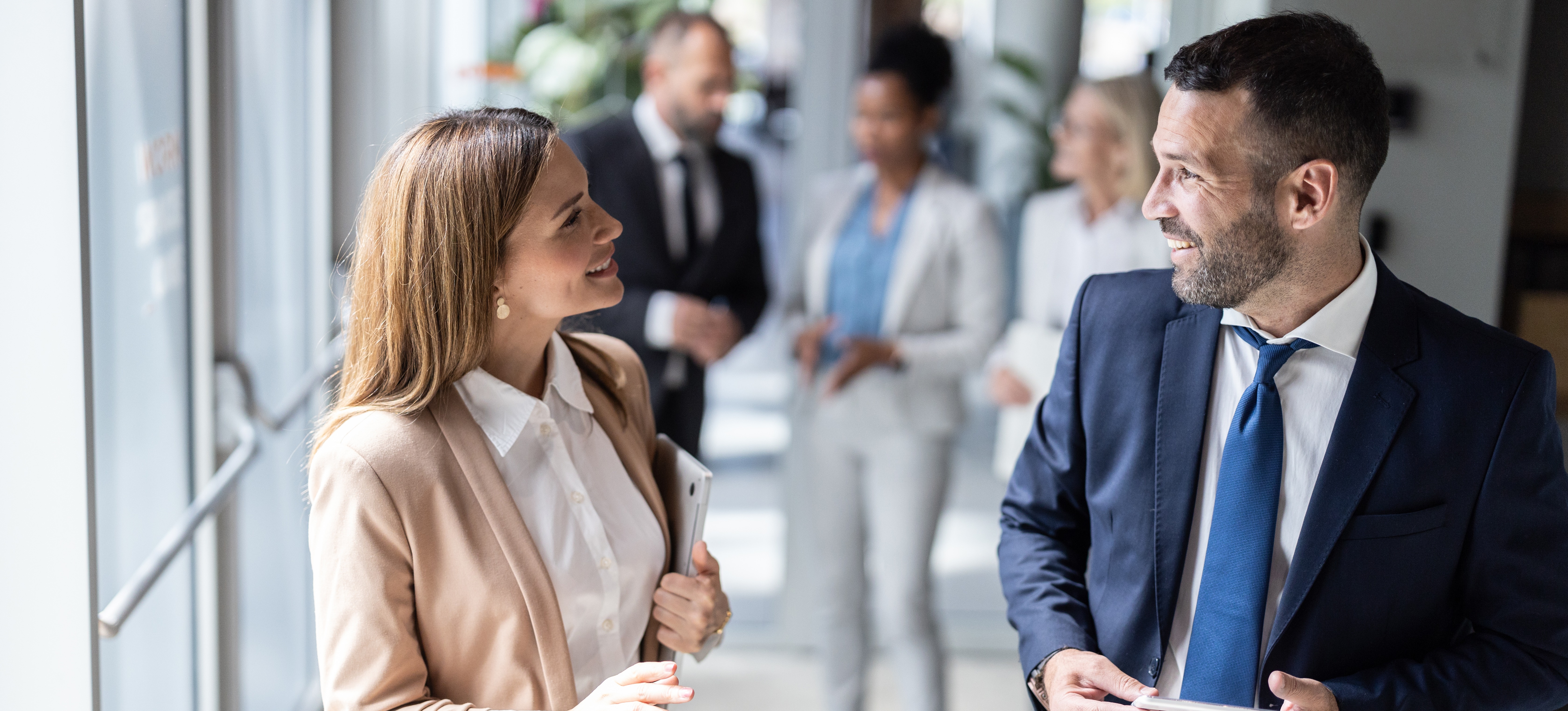 [Image en vedette] Un cadre supérieur exerce un leadership éthique en discutant de transparence avec un manager.