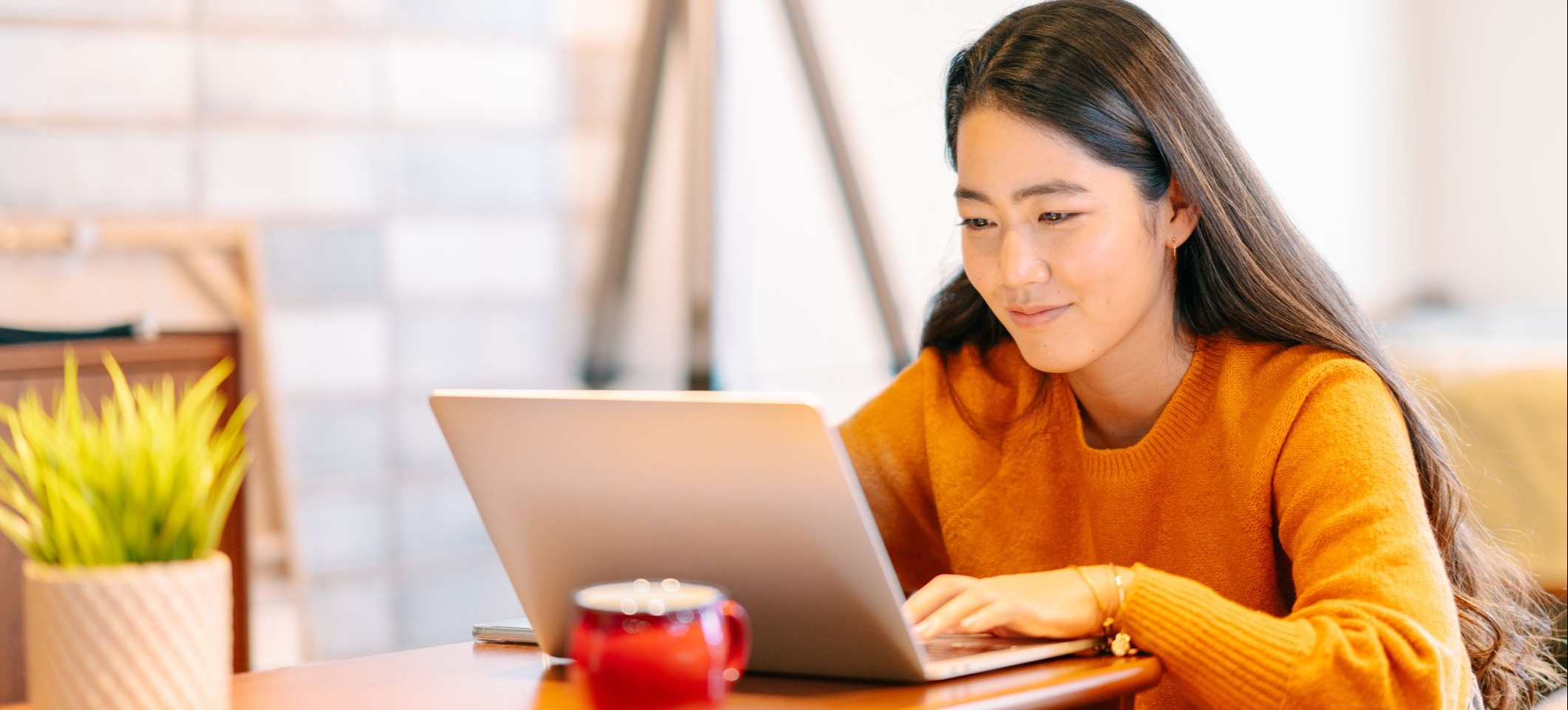 [Hauptbild] Ein UX-Designer verwendet kognitive Karten für die Recherche auf seinem Laptop.