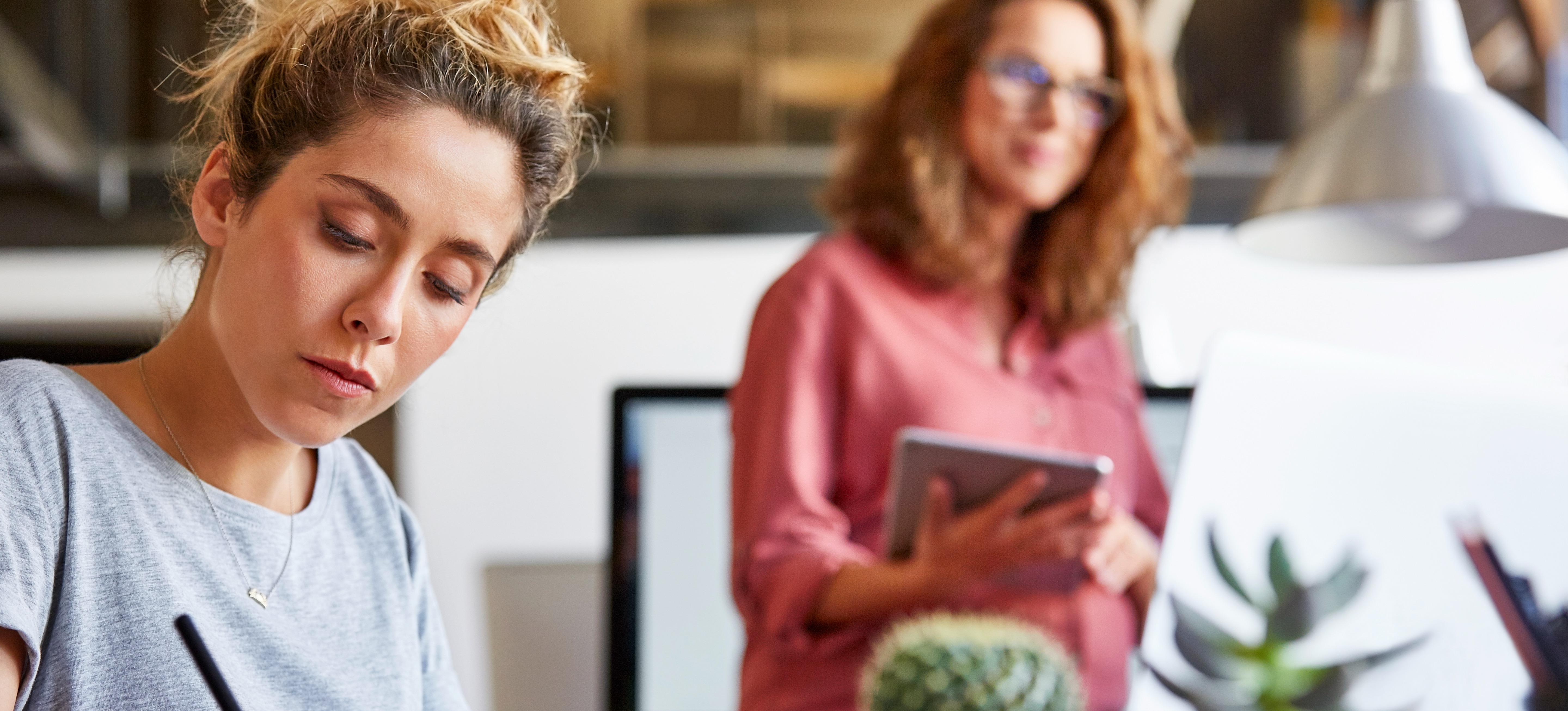 [Featured Image] A businesswoman uses a mental model, sketching a rough diagram in the notebook at her desk to help her remember an idea.
