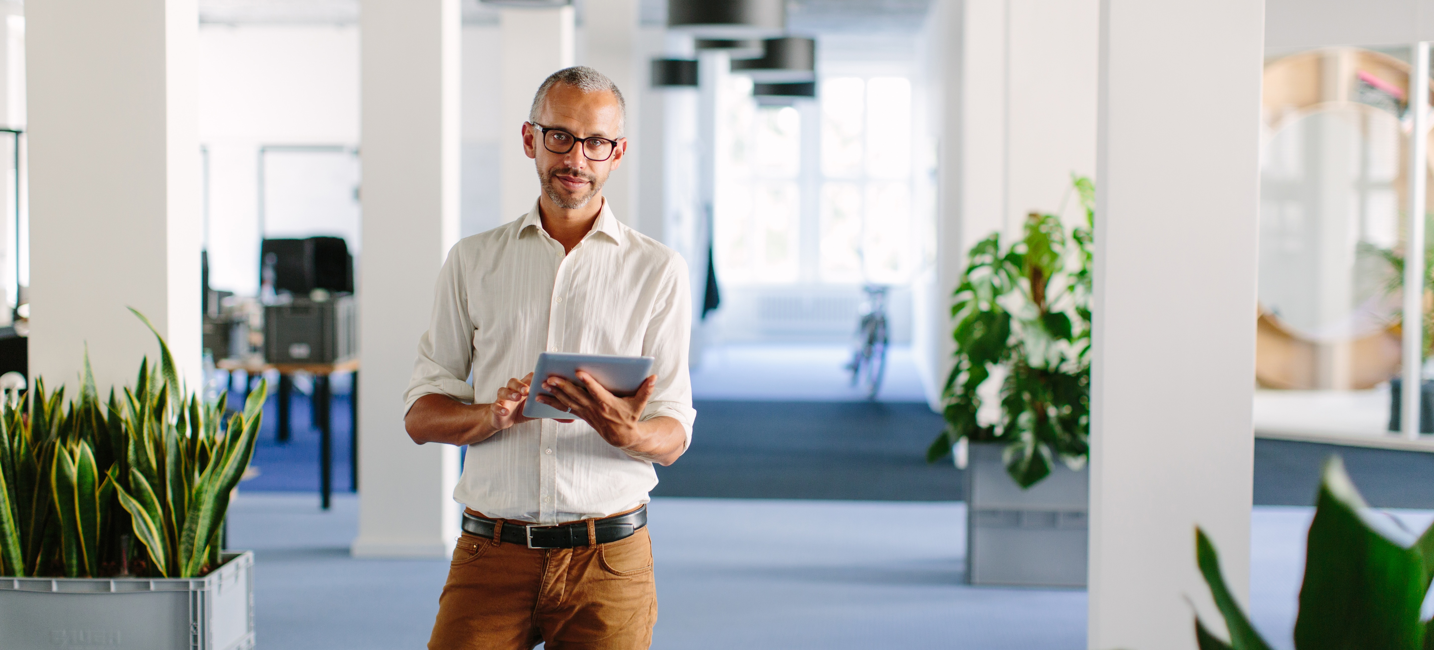 [Featured Image] UX researcher works in the office