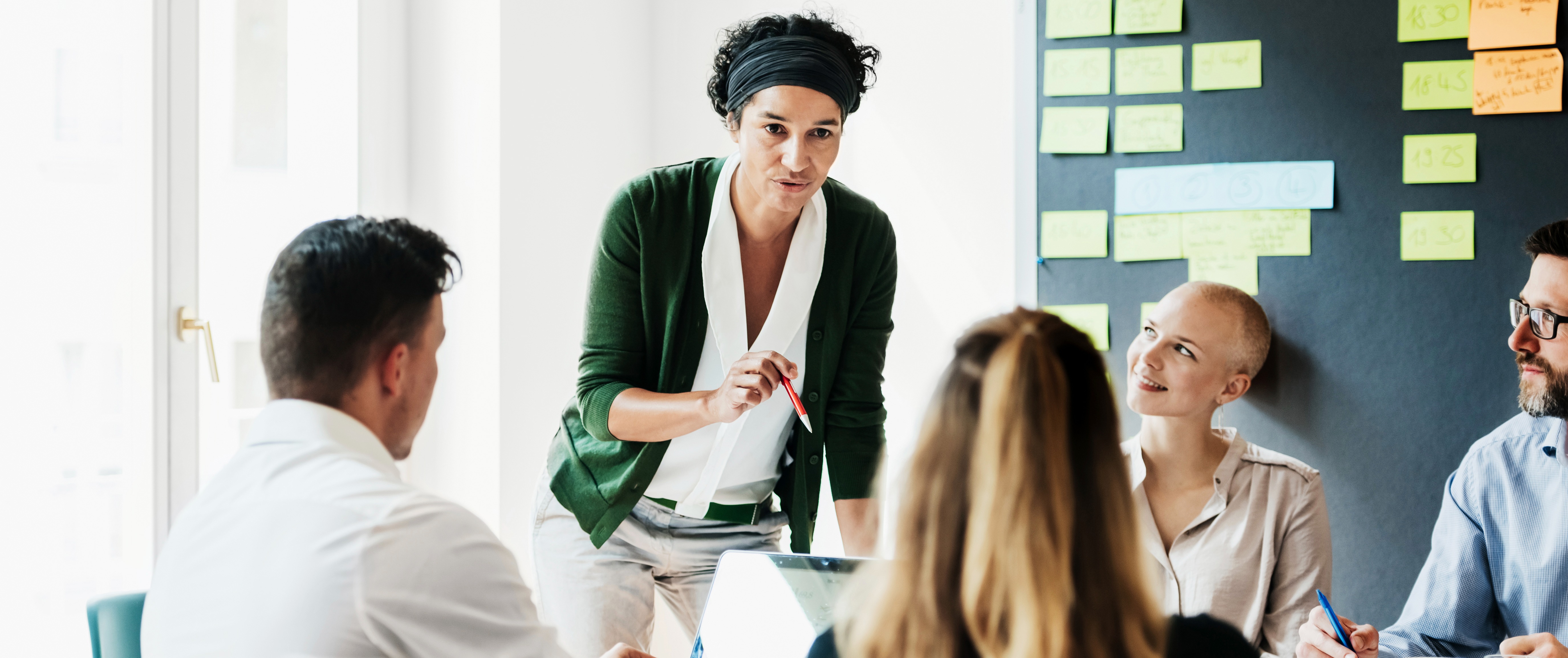 [ Image en vedette ] Un groupe d'employés discute de l'avantage concurrentiel de leur organisation.
