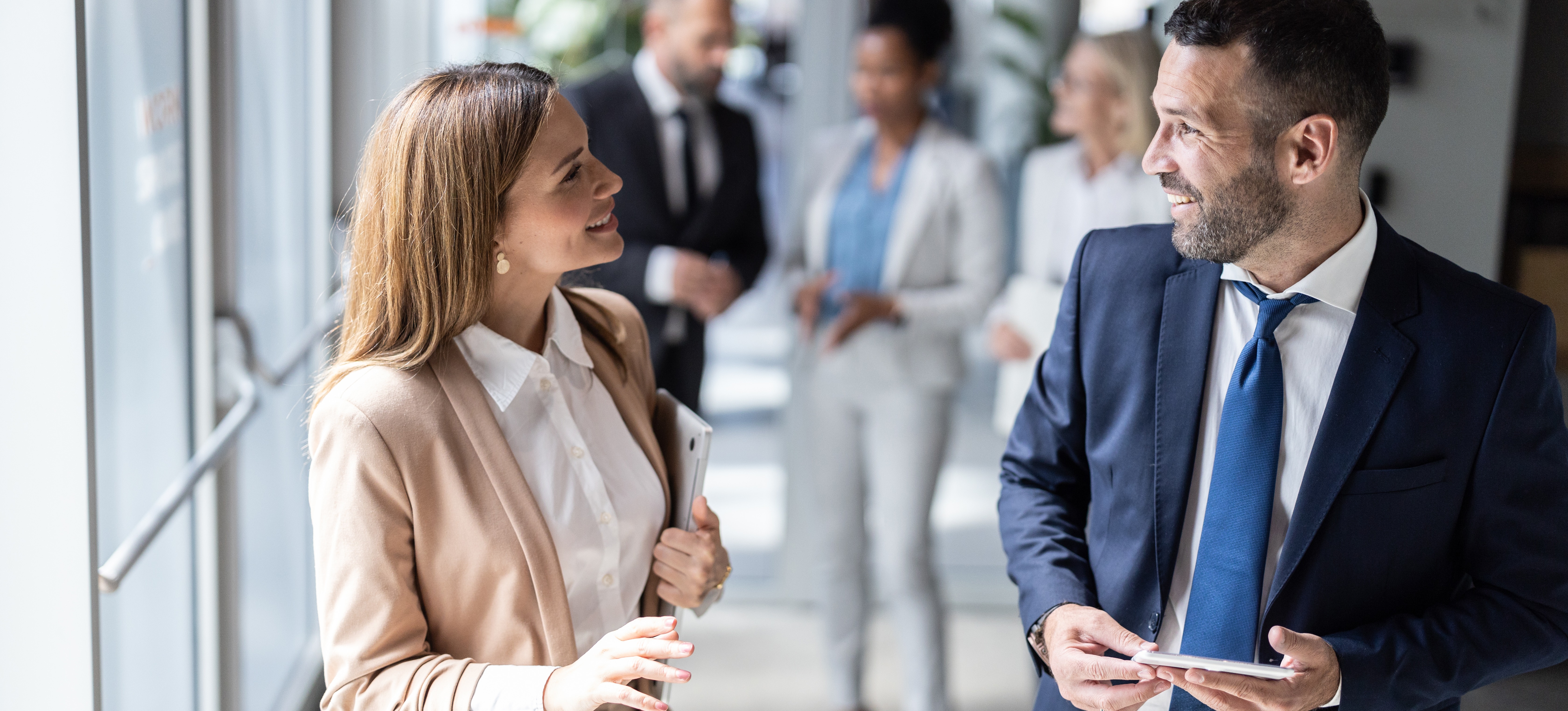 [Hauptbild] Eine Führungskraft der obersten Ebene praktiziert ethische Führung, während sie mit einem Manager über Transparenz spricht.