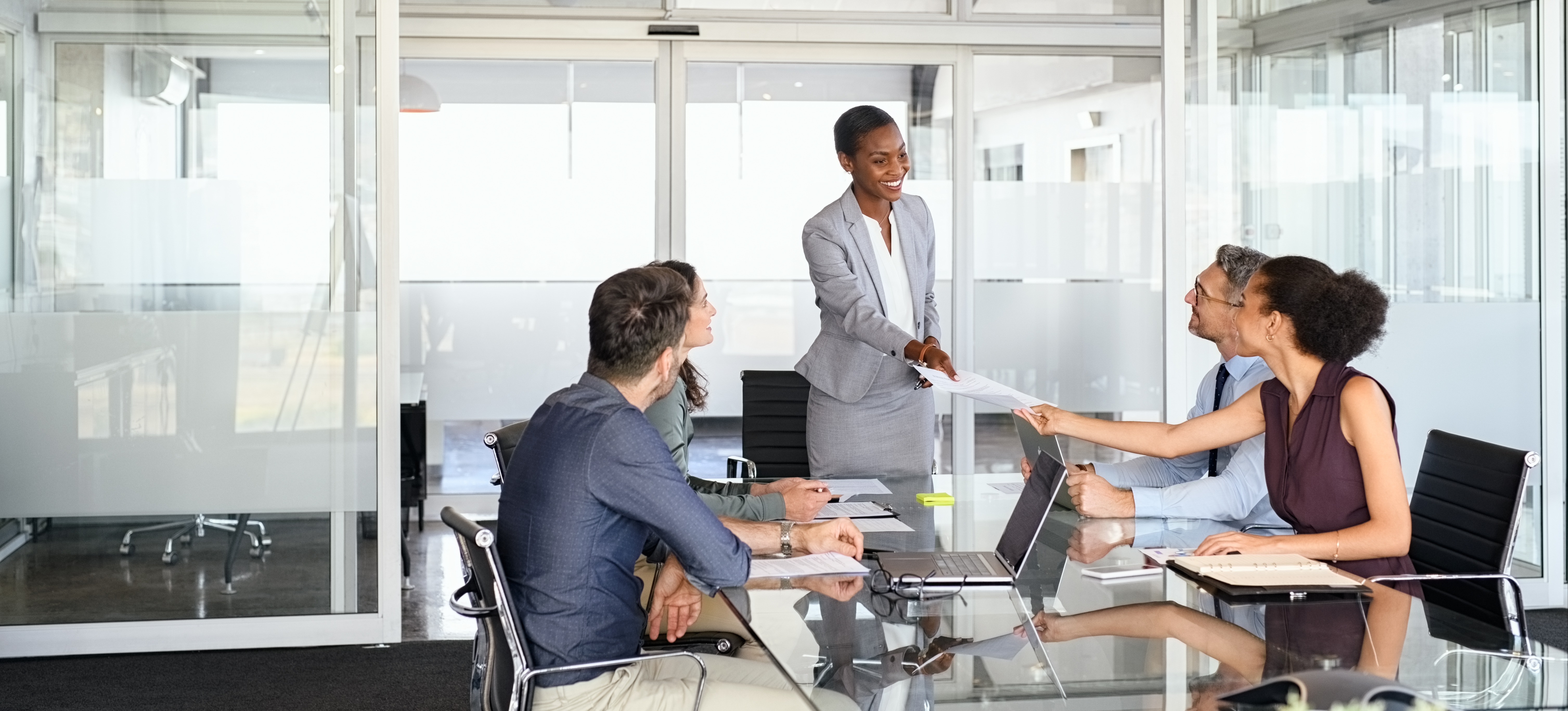 [Image en vedette] Un responsable informatique travaillant dans l’un des emplois informatiques les mieux rémunérés rencontre l’équipe informatique pour discuter de la stratégie en cours pour la transformation numérique de l’entreprise.