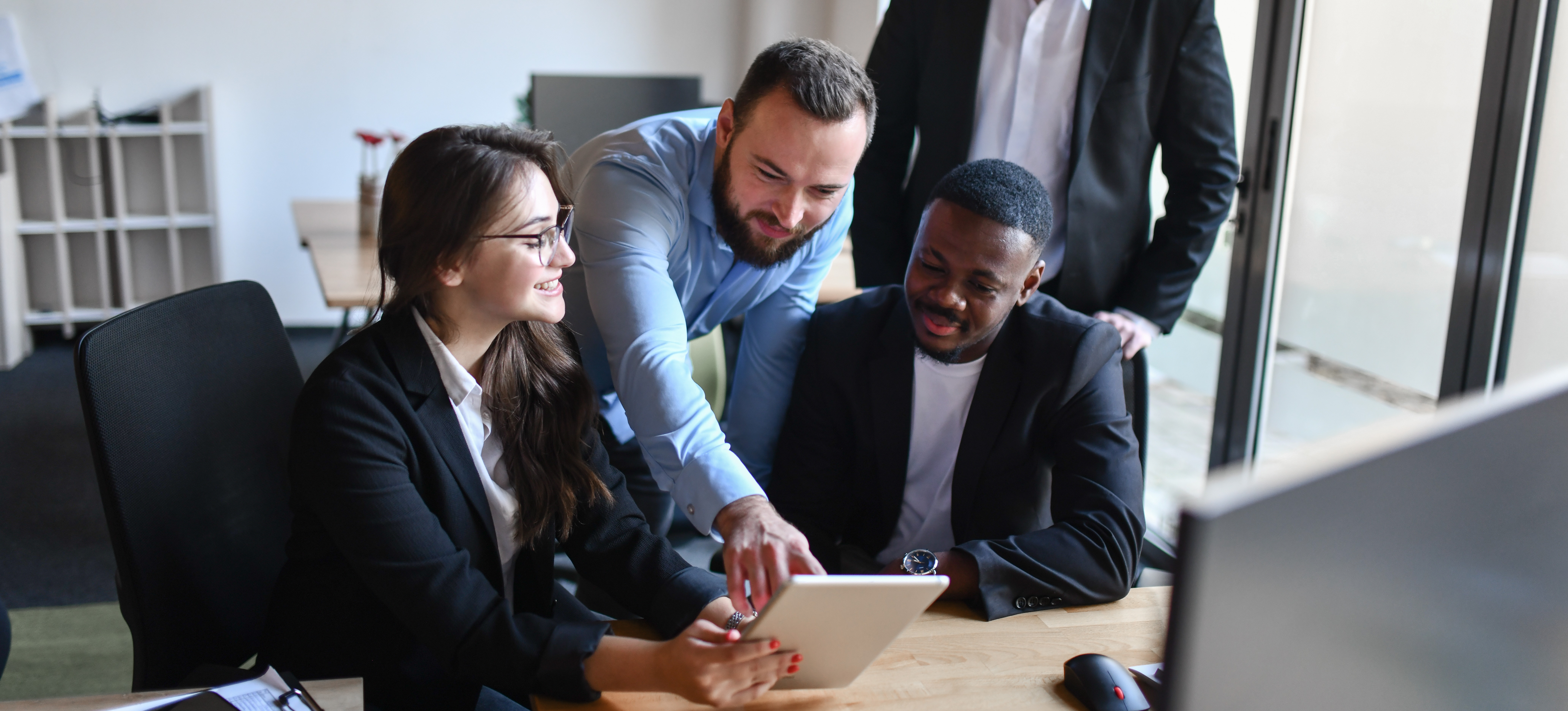 [Image en vedette] L'informaticien d'une entreprise montre à ses collègues les tâches répétitives et subalternes qu'il a programmées pour être automatisées.