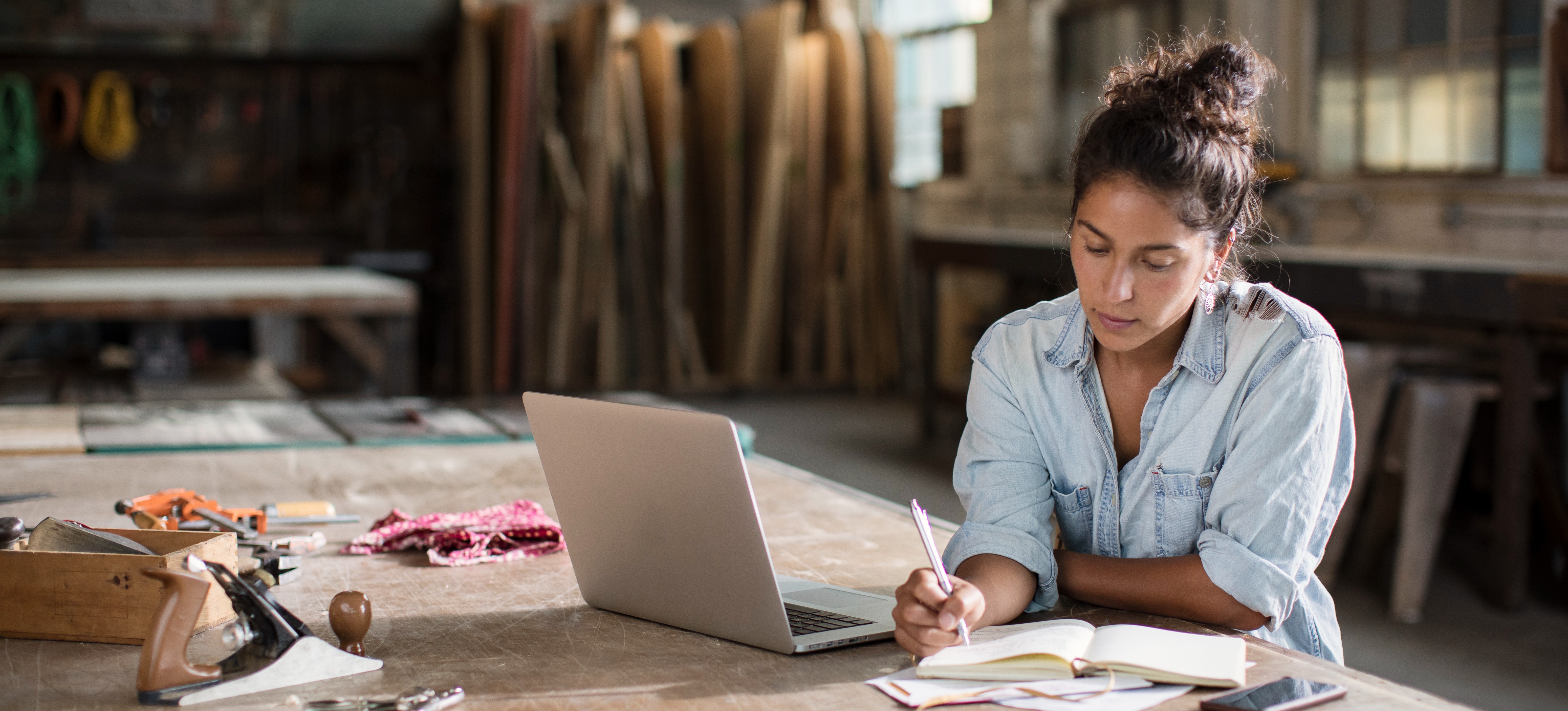 [Featured Image] An entrepreneur is on her laptop pausing her Shopify store.
