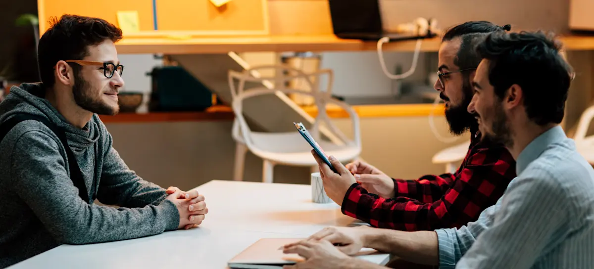 [Featured Image] A software engineer answers questions about programming languages during a software engineer interview.
