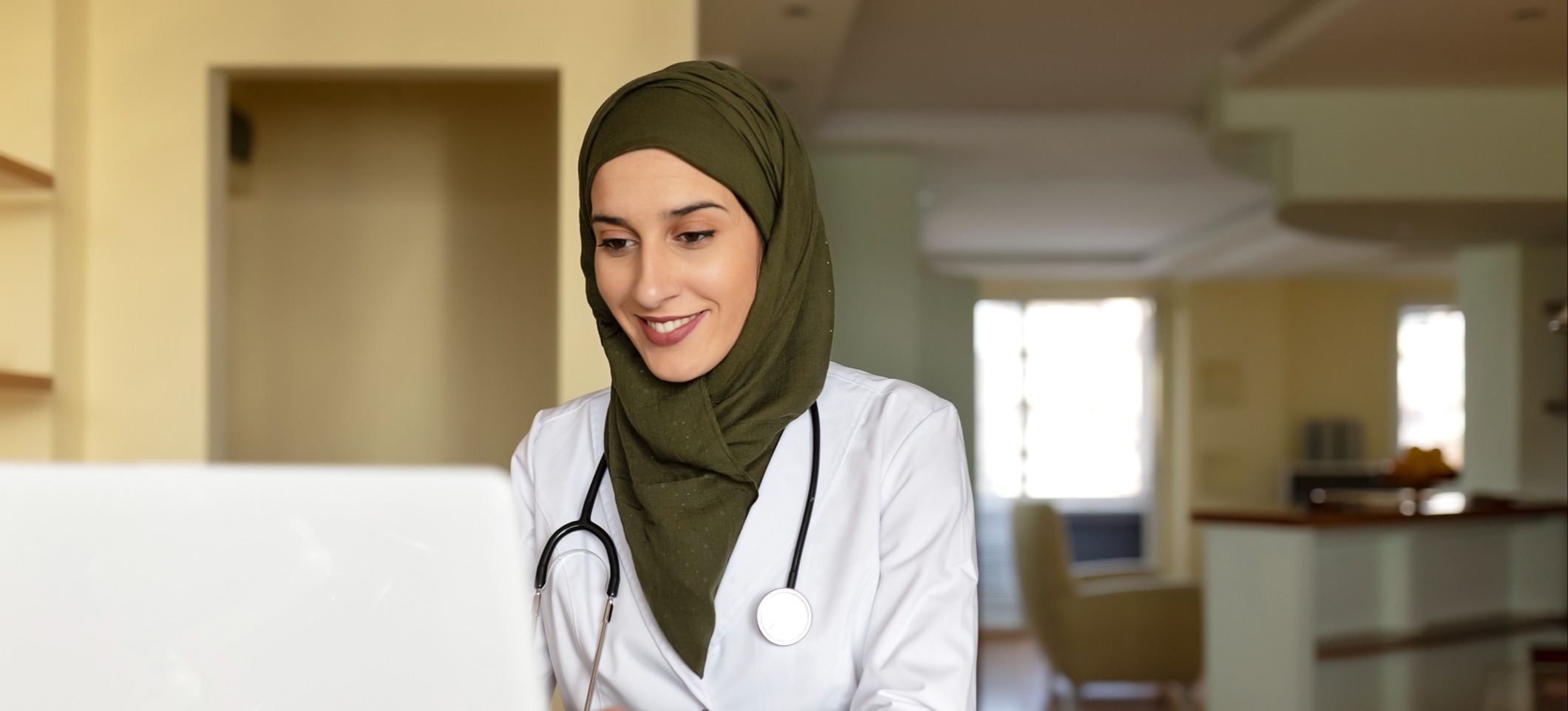 [Featured image] Nurse at a computer studying for case management certification.