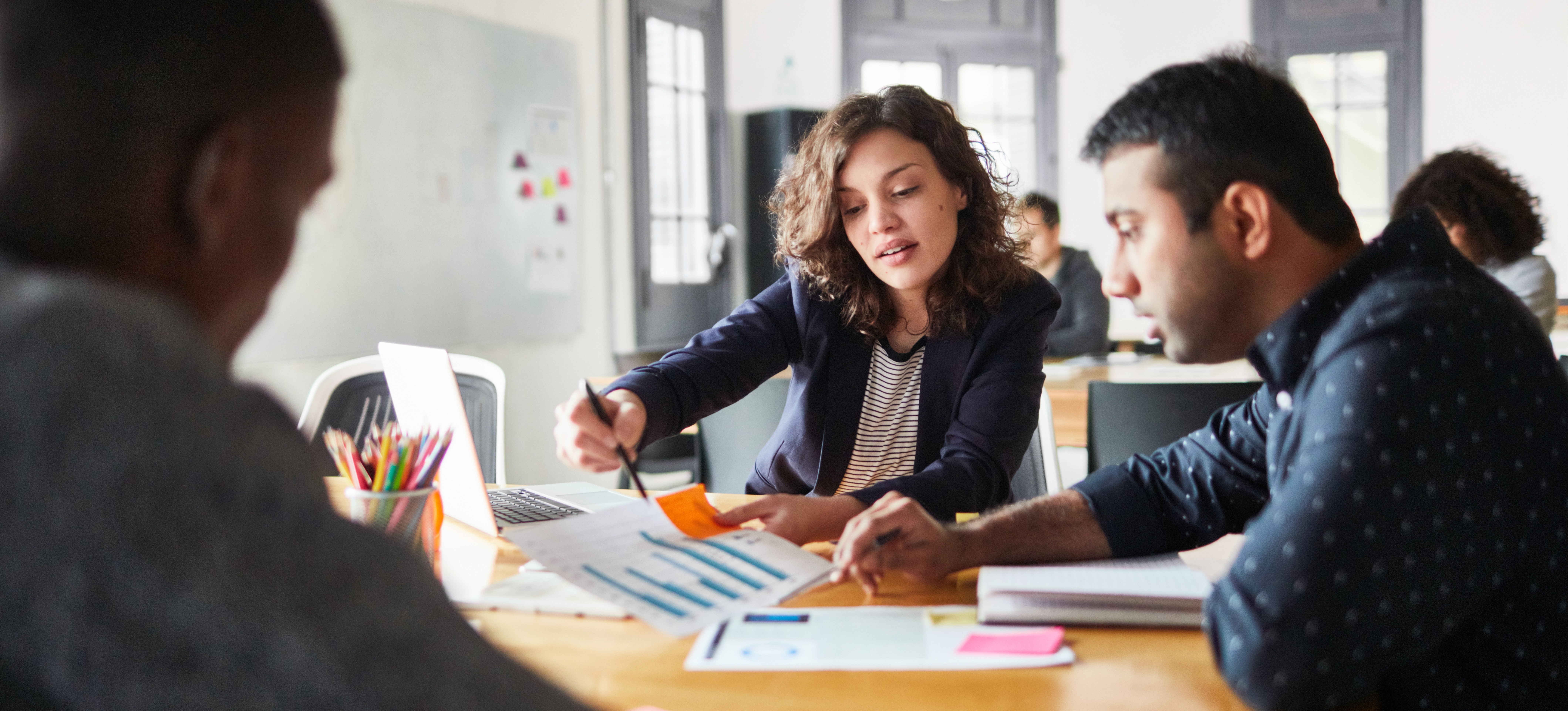 [Hauptbild] Ein Datenanalyseexperte erklärt prädiktive Analysen zur Steuerung der Marketingstrategien des Unternehmens.
