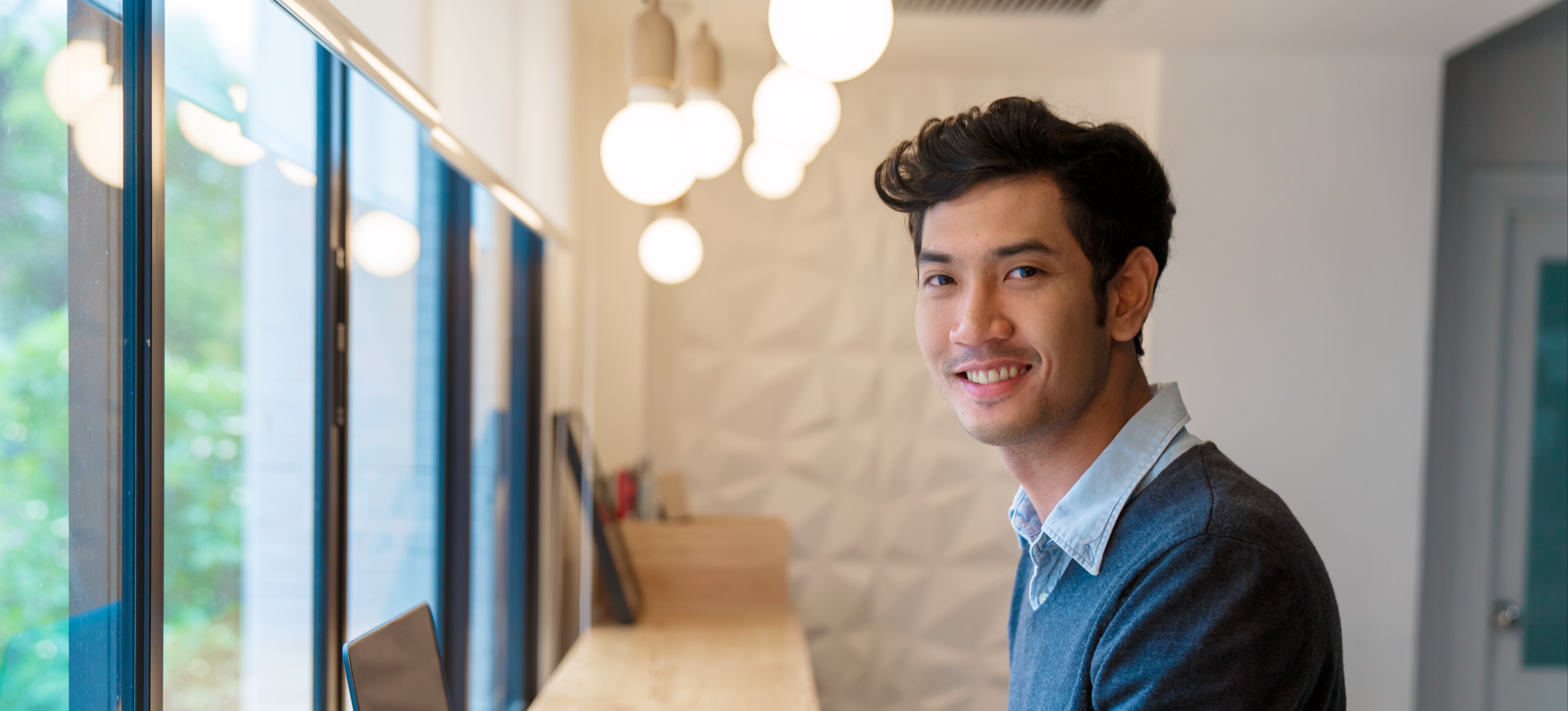 [Imagen destacada] Ingeniero de redes trabajando en un portátil, revisando material para una certificación de Cisco.