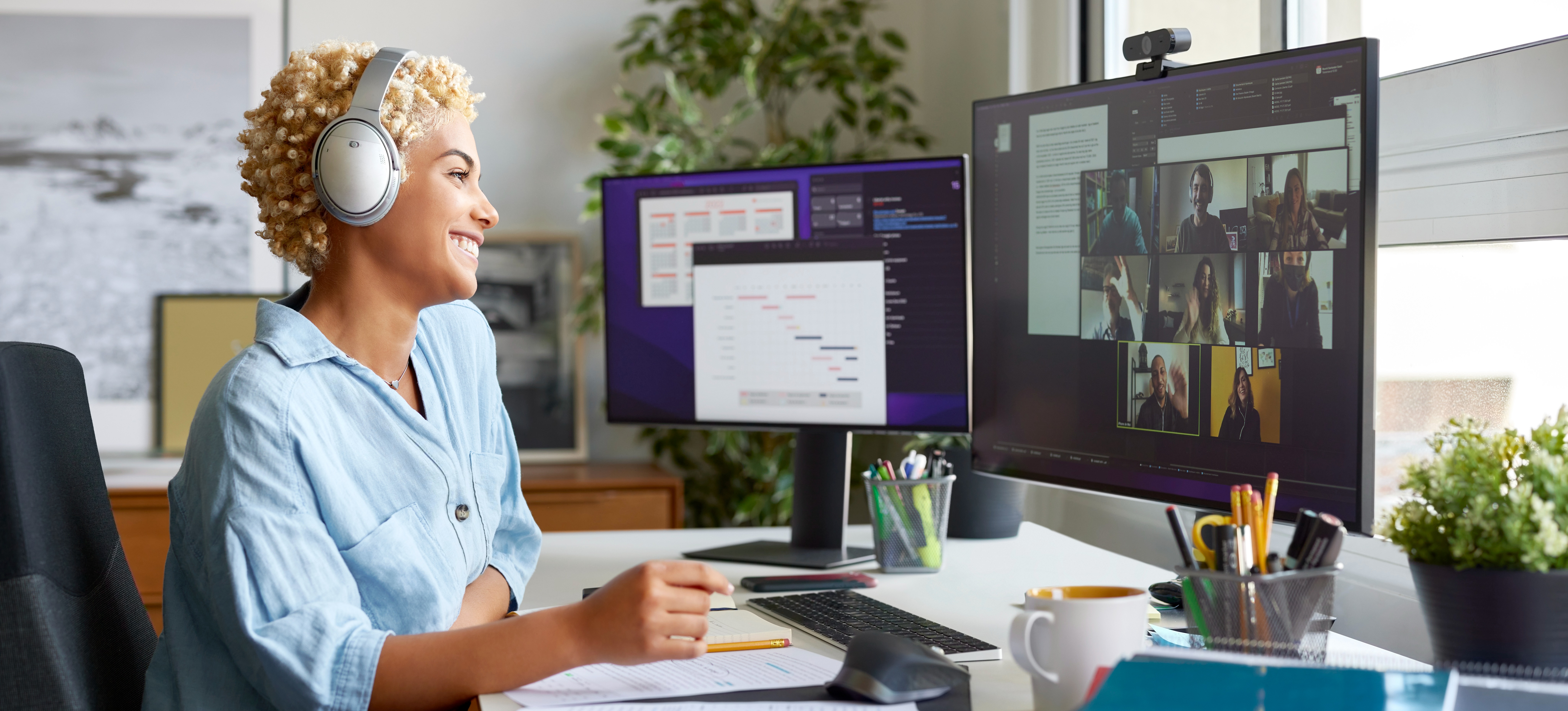 [Hauptbild] Eine Frau arbeitet von ihrem Home-Office aus an einem sicheren Gerät und führt ein Geschäftstreffen durch, bei dem es um vertrauliche Informationen geht, die durch einen Radius-Server geschützt sind.