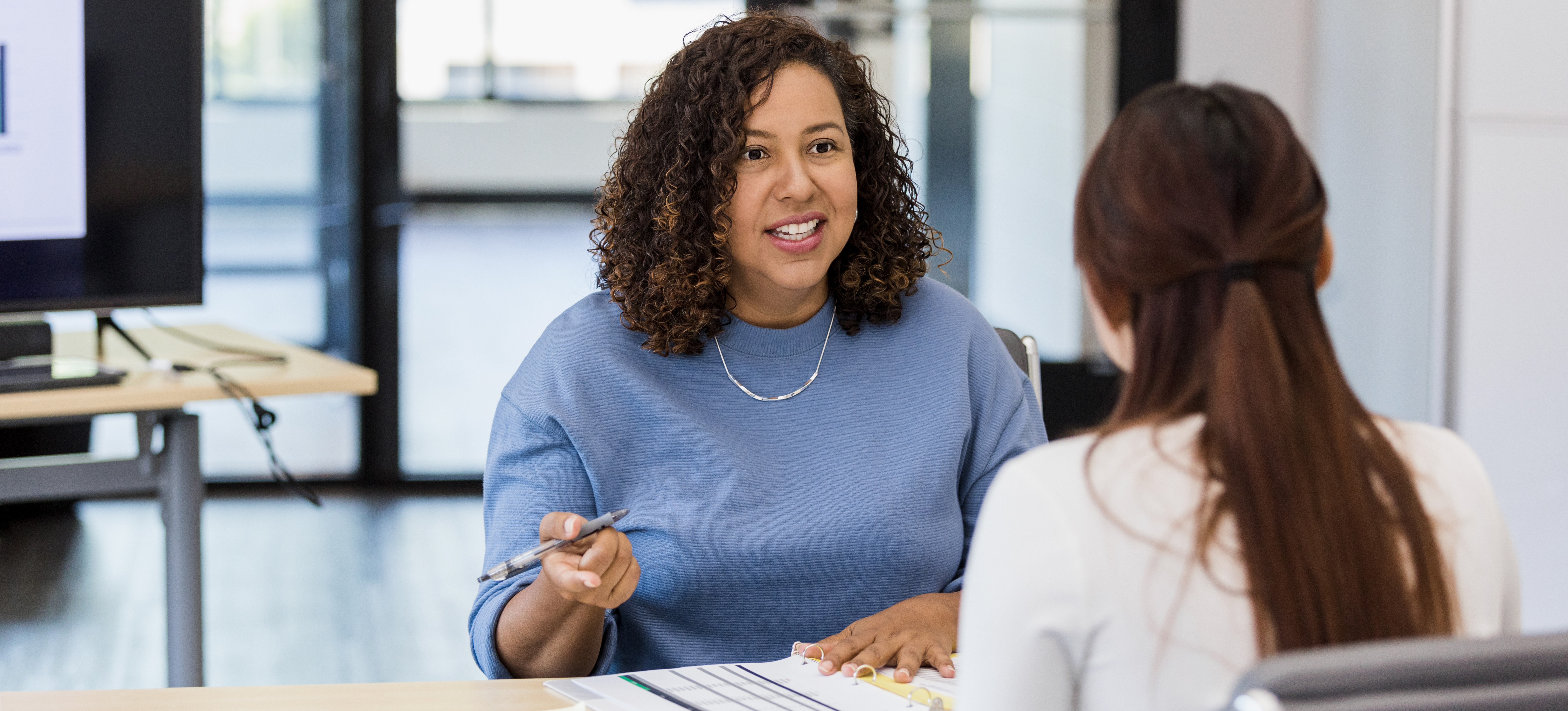 [Hauptbild] Ein Personalverantwortlicher sitzt mit einem Mitarbeiter zusammen und führt eine Analyse der Qualifikationslücken durch.