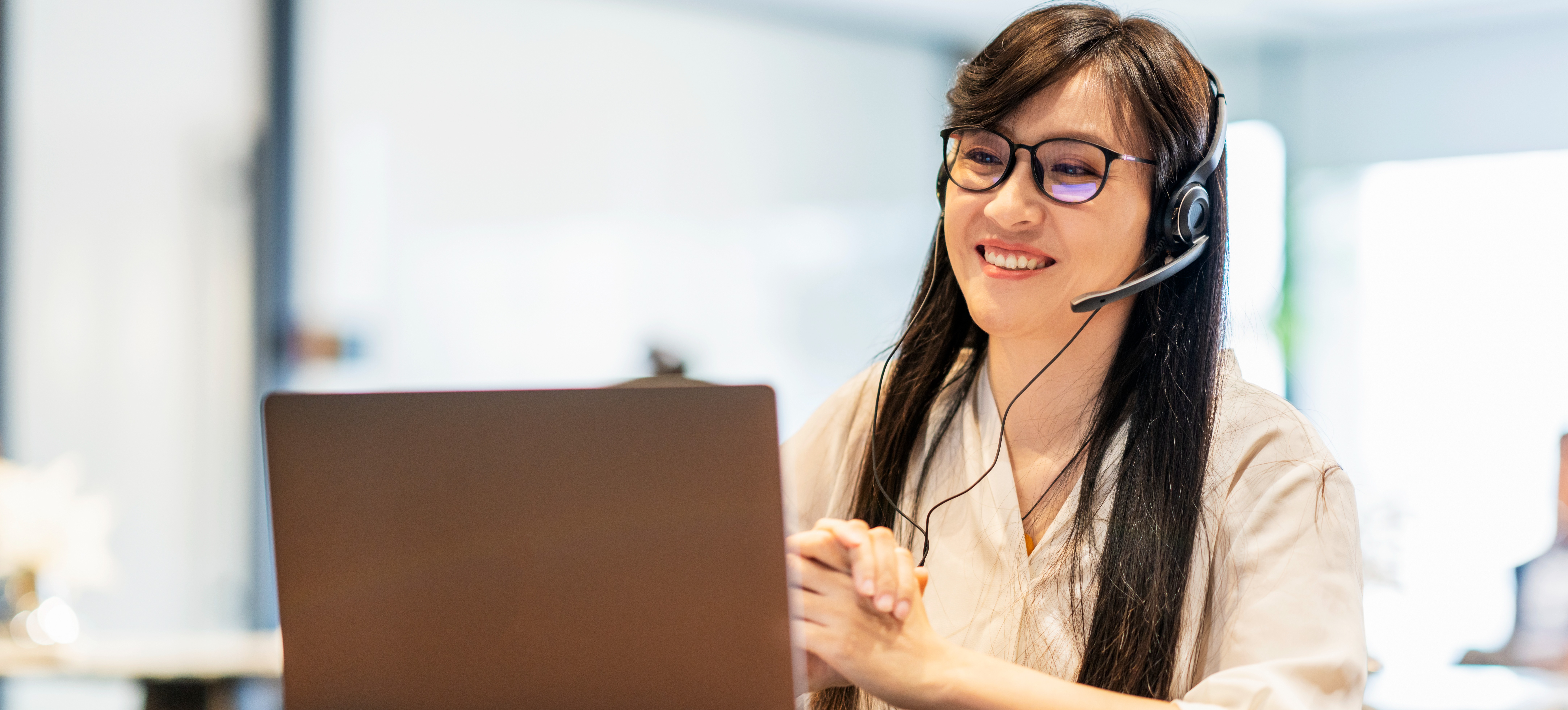 [Featured Image] An office worker uses semantic analysis to improve their company's customer service. 