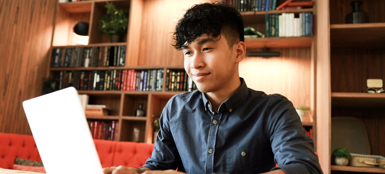 [Featured Image] Future college student applies for a Pell Grant on a laptop computer.