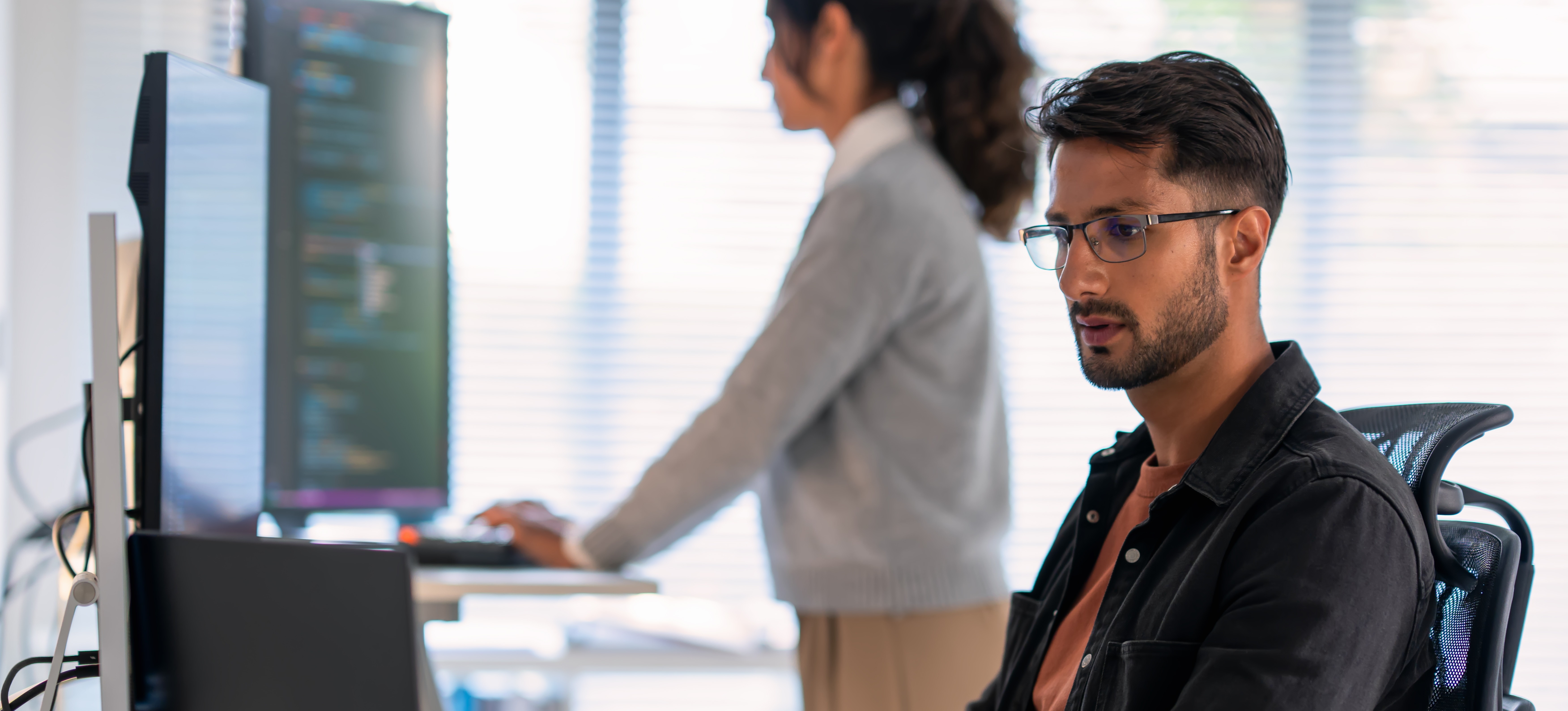 [Hauptbild] A computer programmer with CompTIA Security+ certification is using the penetration testing technique to imitate a cybersecurity attack.
