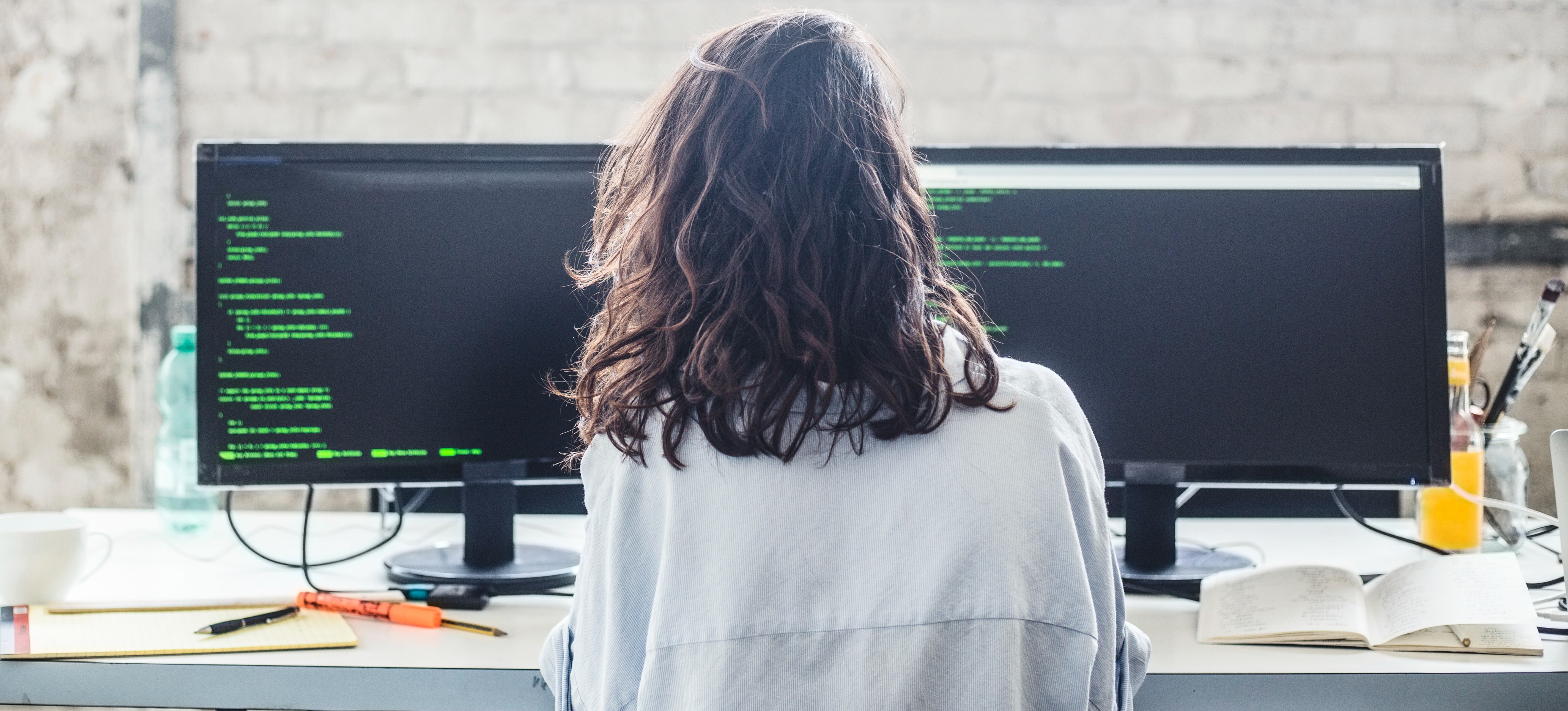 [ Image en vedette ] Une femme codant pour la sécurité des réseaux, utilisant le mode promiscuité pour améliorer les défenses informatiques.