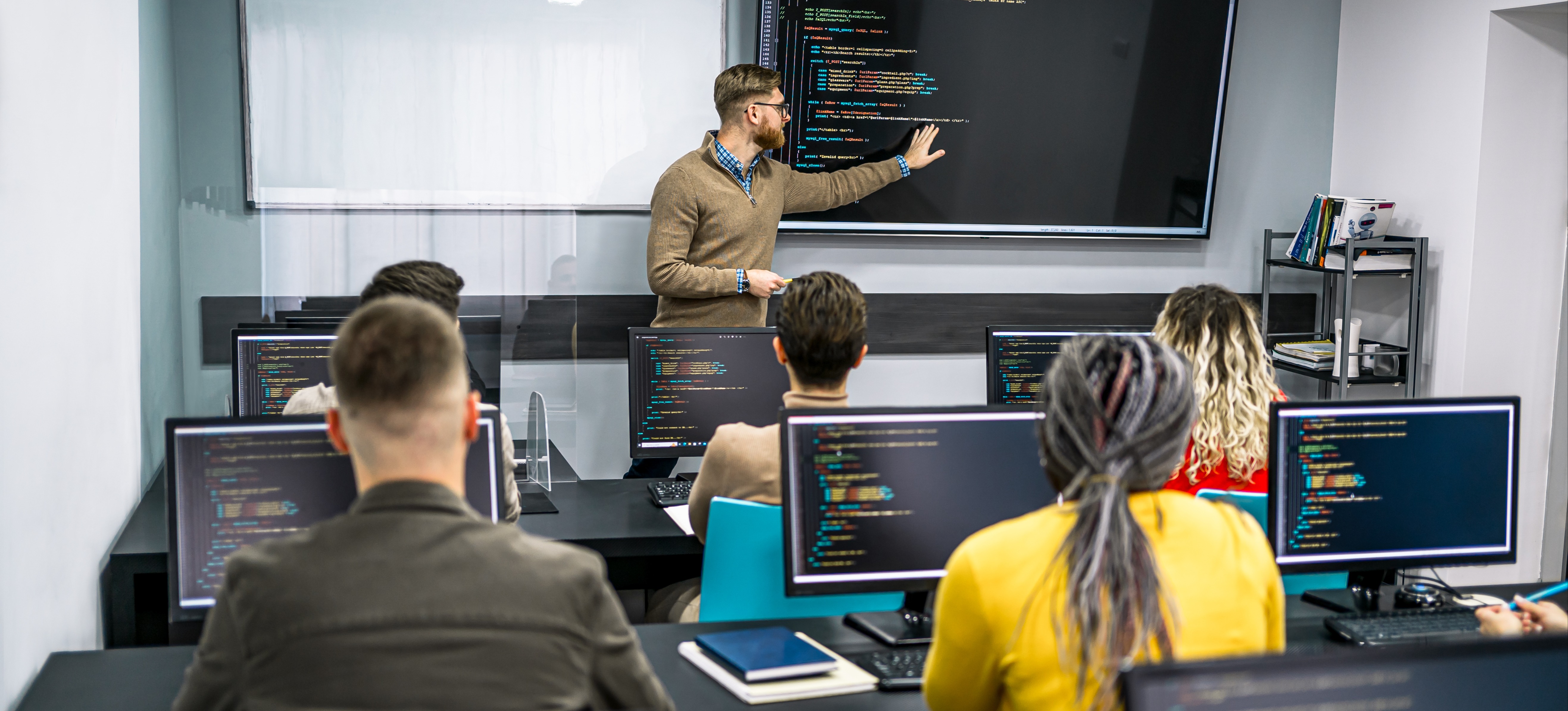 [Featured Image] A professor teaches a business analyst class about Azure Synapse.
