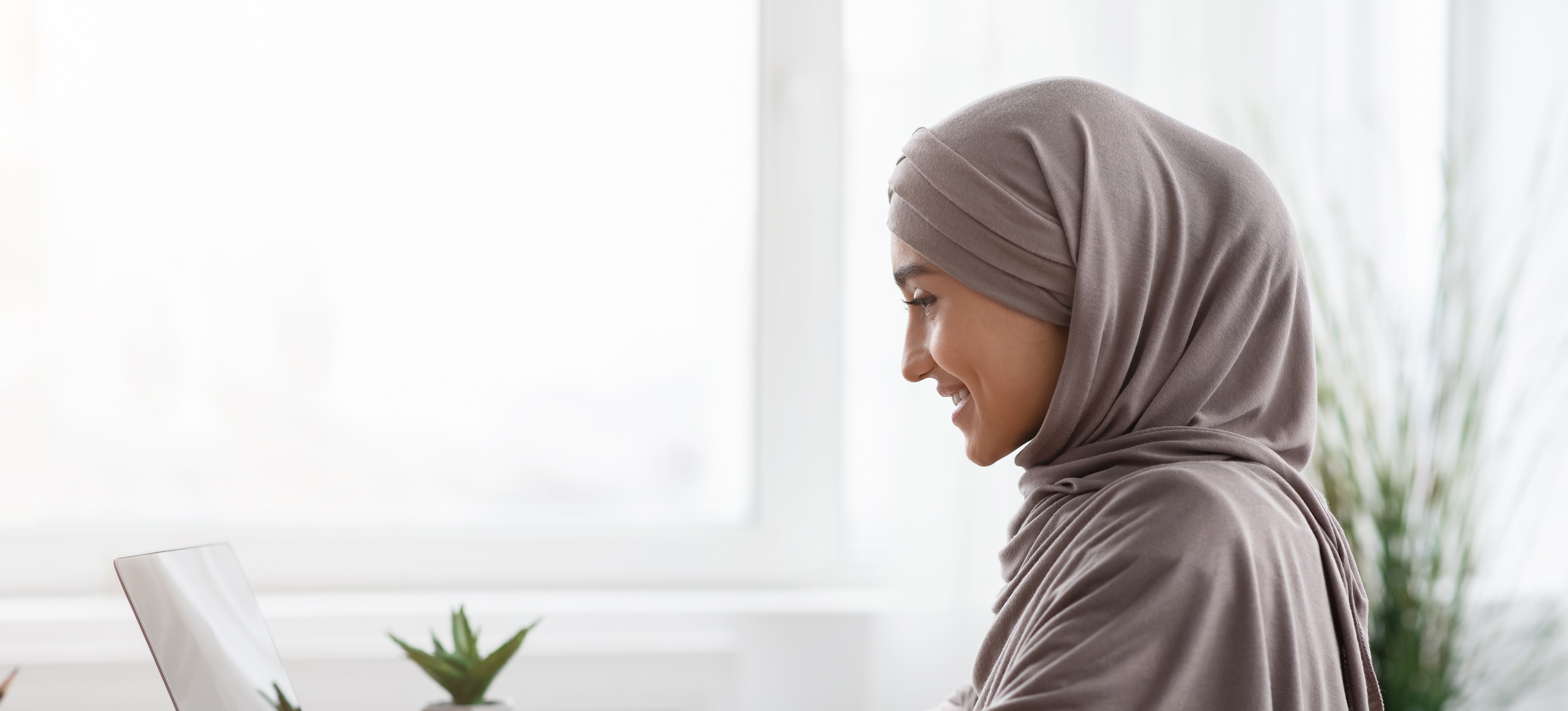 [Hauptbild] Eine Person lernt auf ihrem Laptop für ihre Microsoft Excel-Zertifizierung.