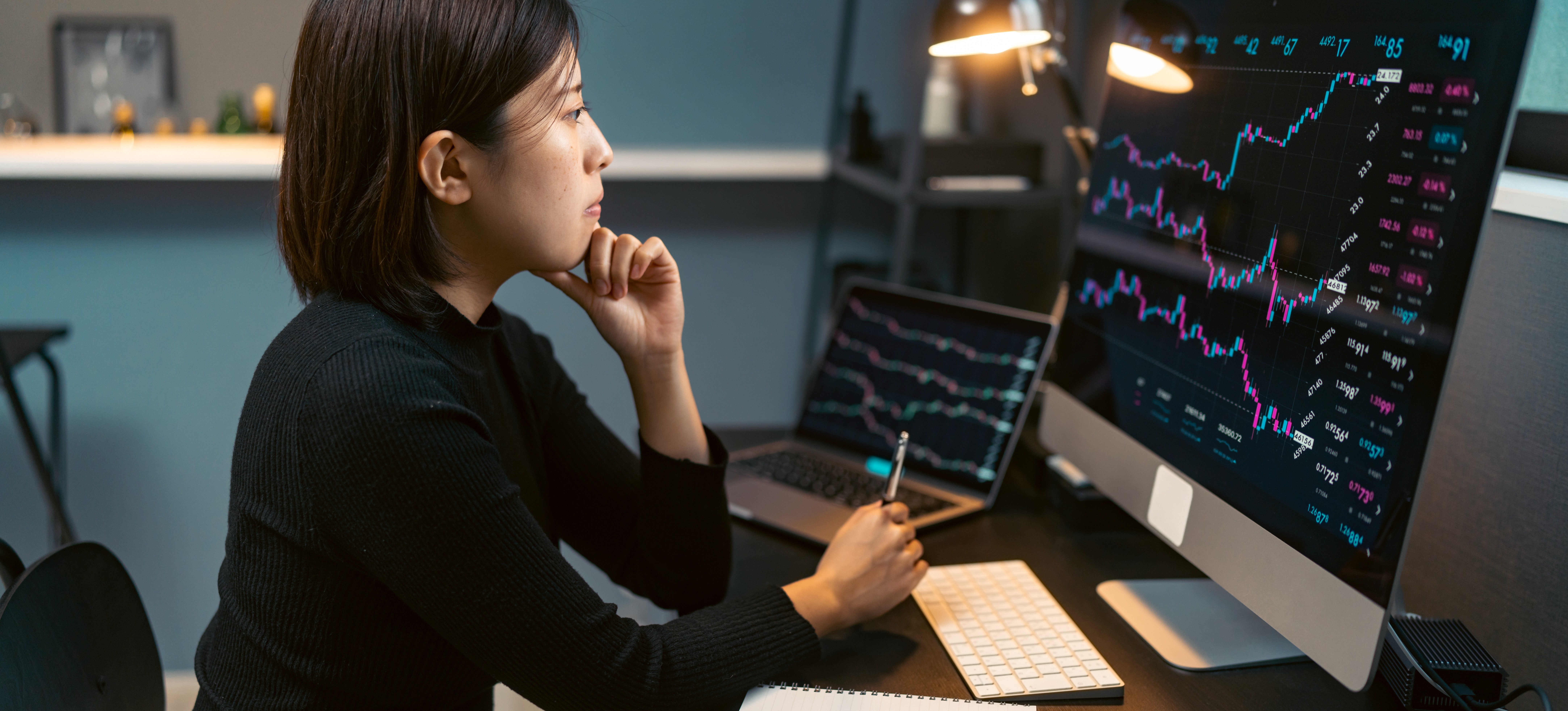 [Featured Image] A Tableau specialist in a professional workspace, focused on the computer screen while working with Tableau.