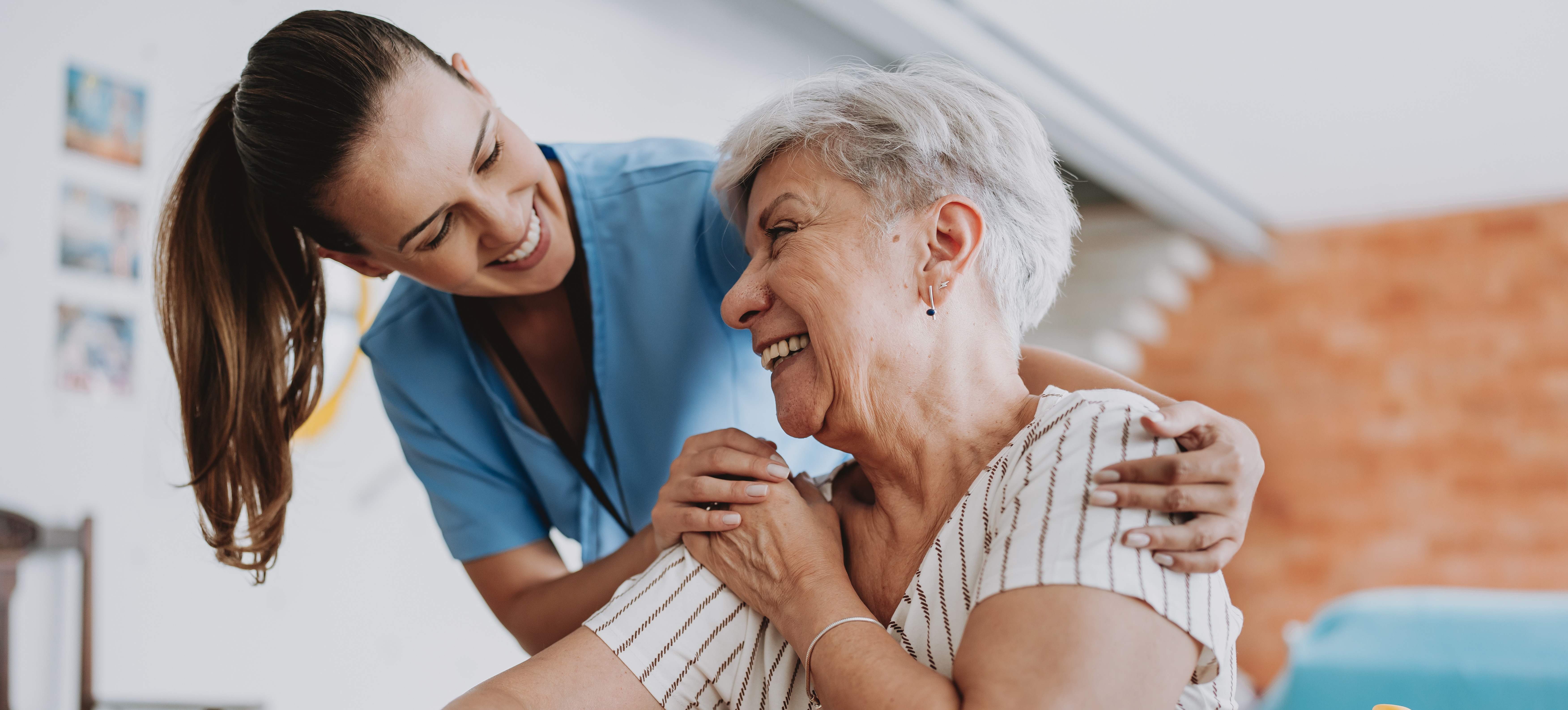 [Featured Image] Medical social worker provides care and support to a senior patient.
