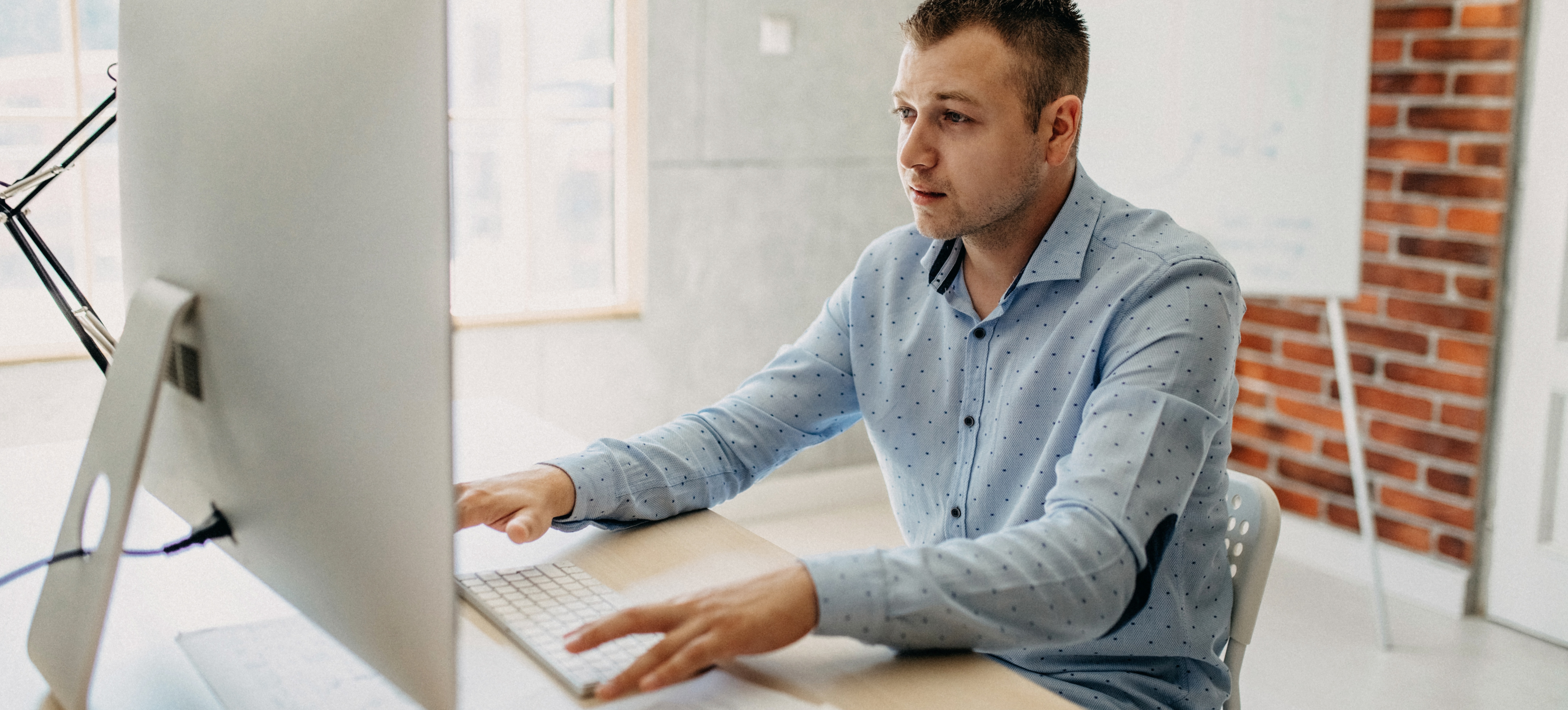 [Image en vedette] Un ingénieur en apprentissage automatique travaille sur un ordinateur dans son bureau.
