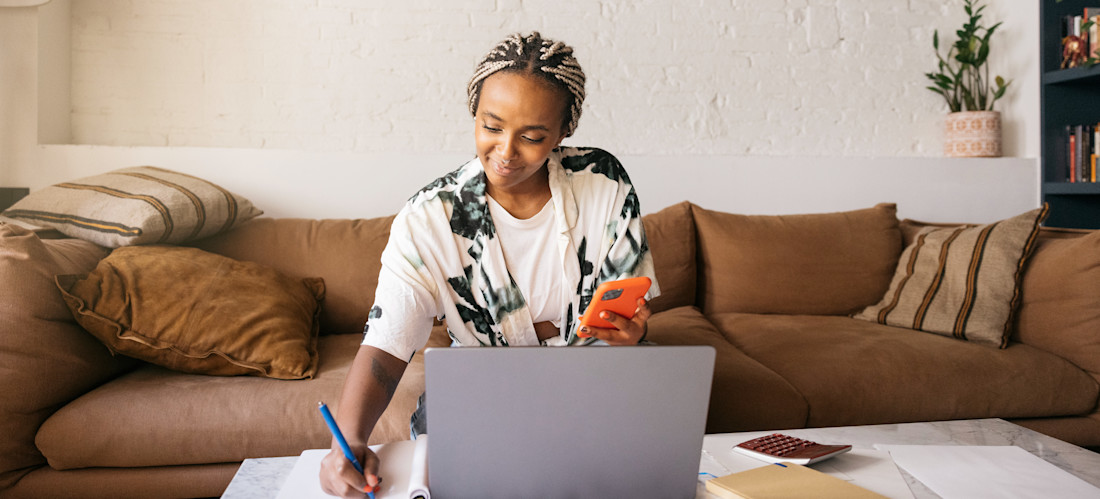 [Feature Image] A creative professional uses AI writing tools to help brainstorm ideas before beginning a new project.
