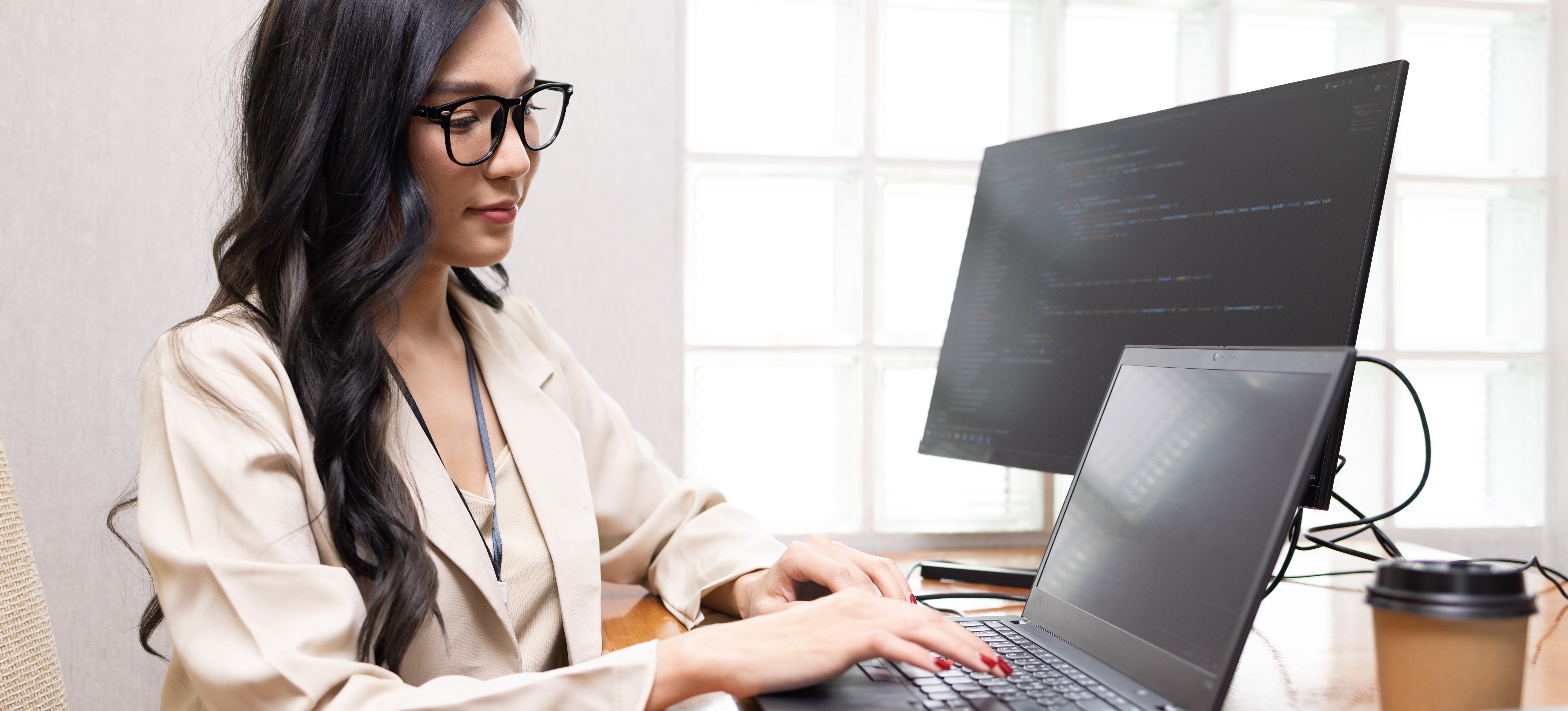 [Hauptbild] Eine DevOps-Ingenieurin übt ihre DevOps-Kenntnisse in ihrem Büro.