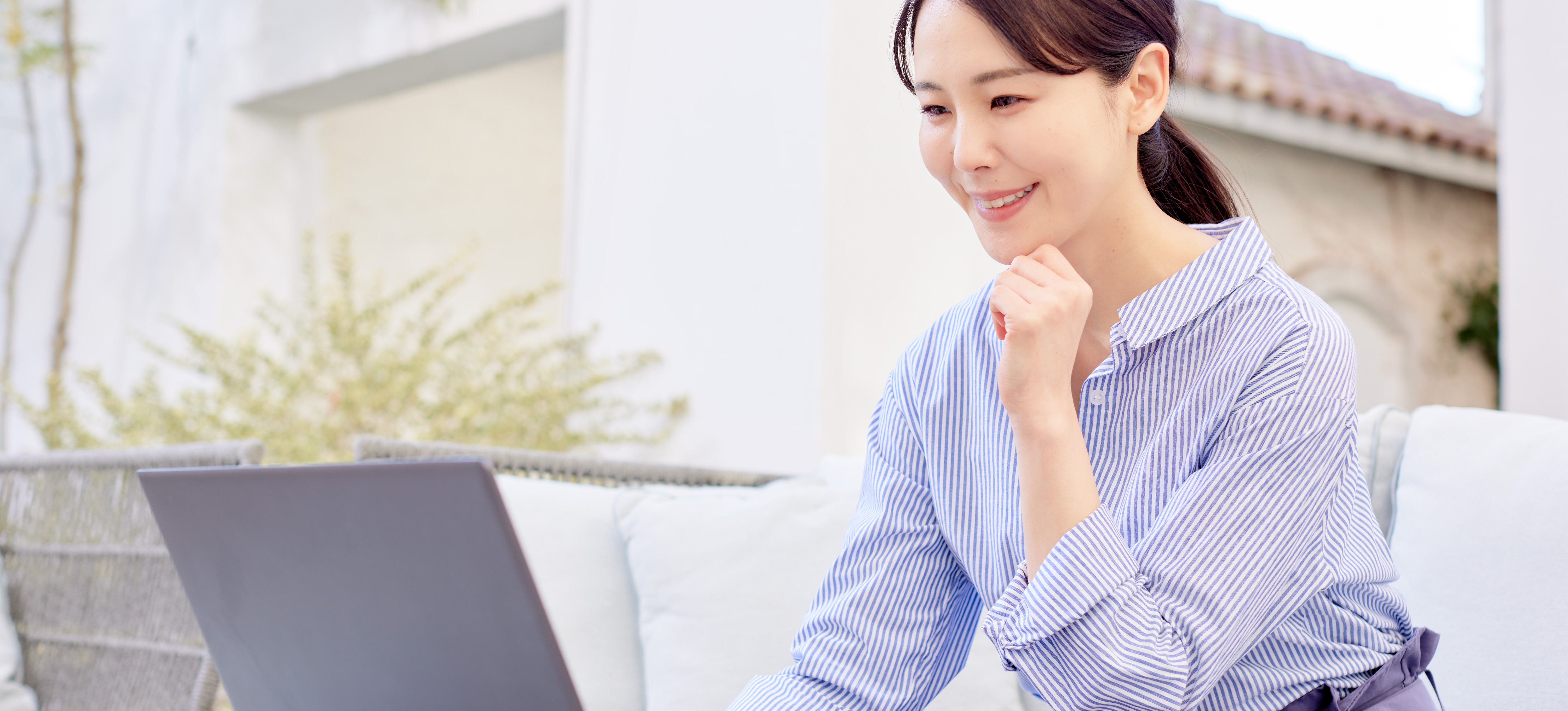 [Hauptbild] Ein Ingenieur für maschinelles Lernen arbeitet im Freien an einem Laptop und verwendet KI-Algorithmen, um Erkenntnisse zu gewinnen.